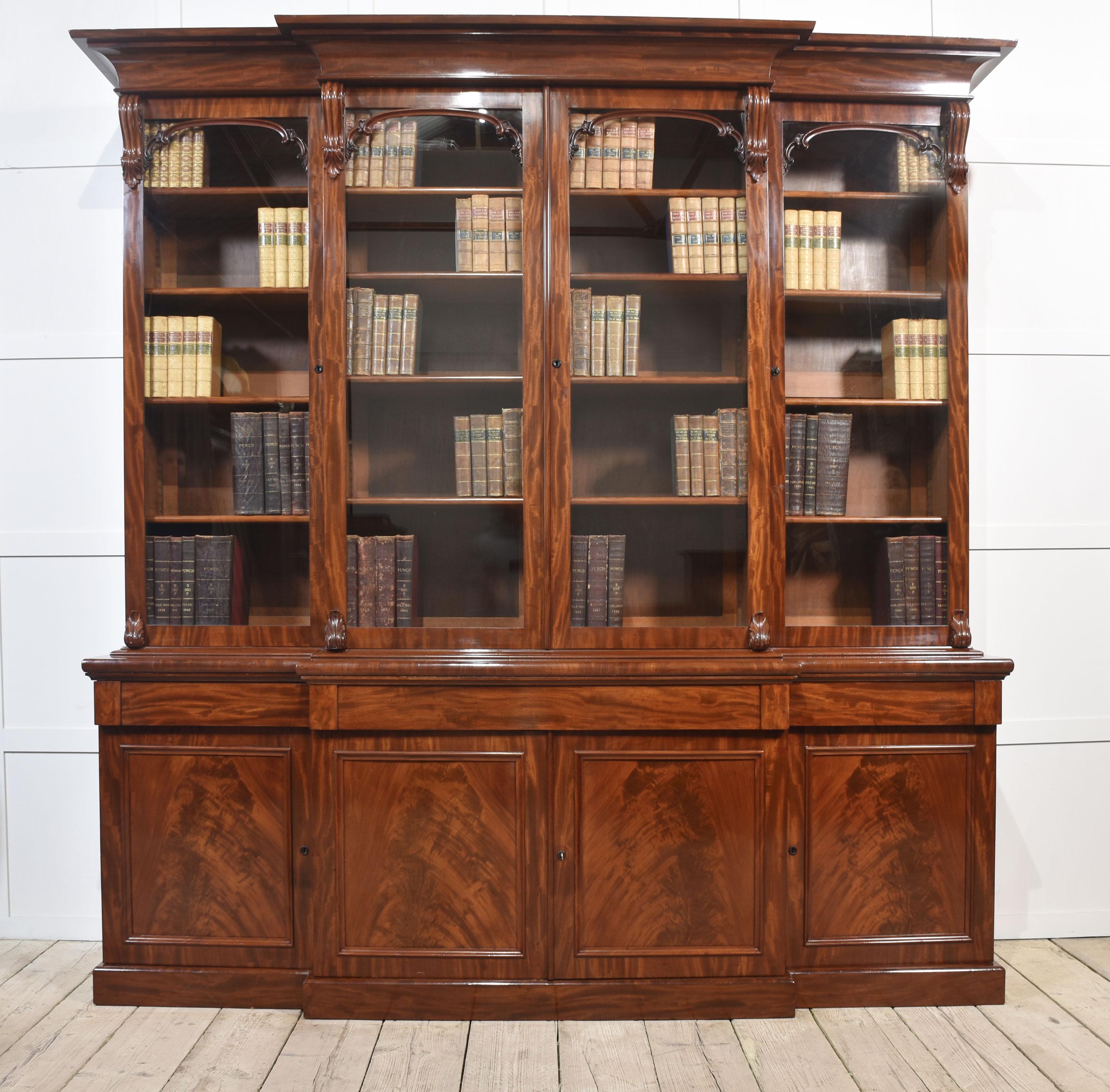Libreria in mogano del XIX secolo con ante a ribalta in vendita 3