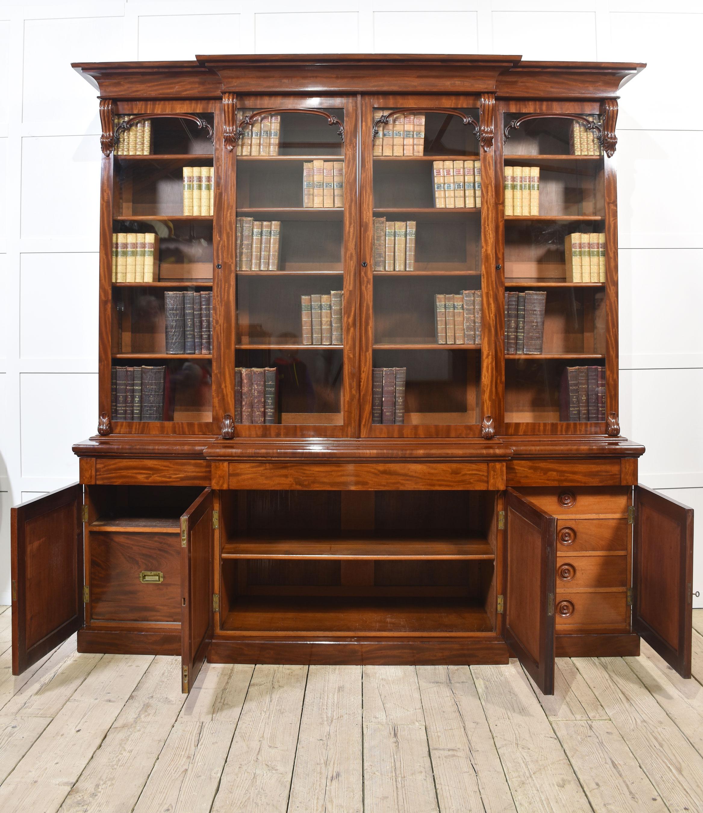 Libreria in mogano del XIX secolo con ante a ribalta in vendita 4