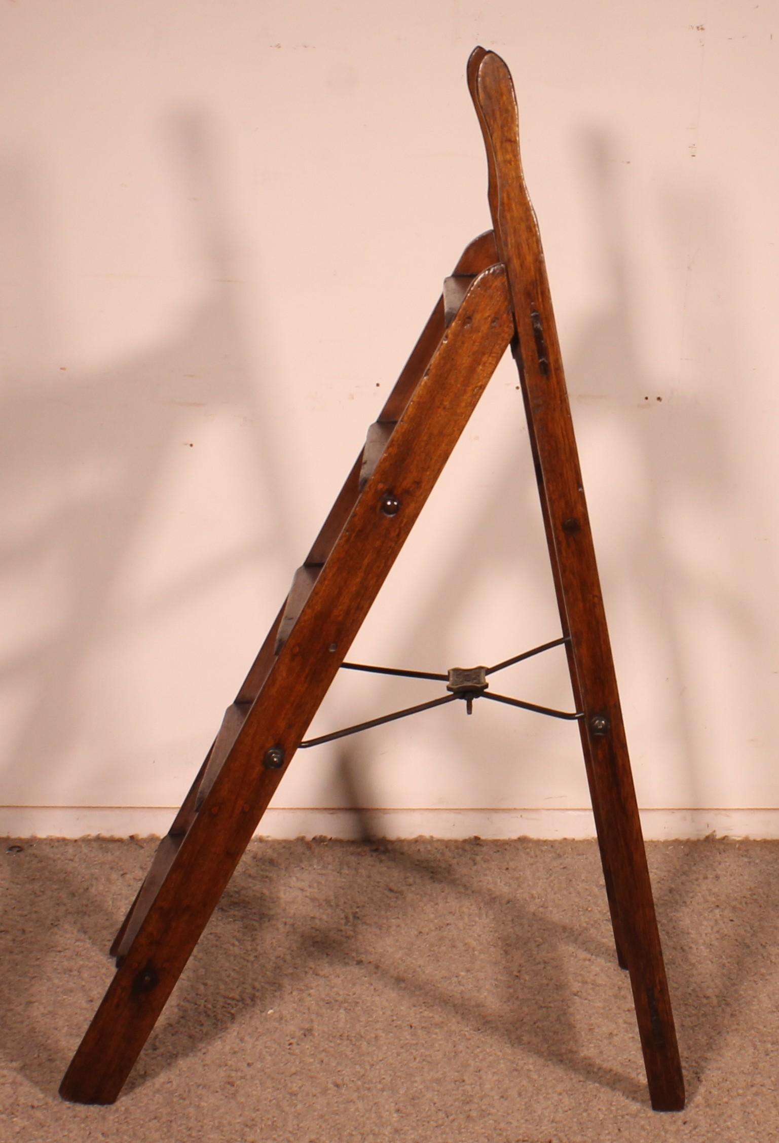 Lovely 19th century English mahogany library ladder.
Very beautiful ladder made up of 5 mahogany steps.
It is rare to find them in mahogany. Our first.
The ladder folds up (the dimensions correspond to the dimensions of the folded ladder).
Very nice