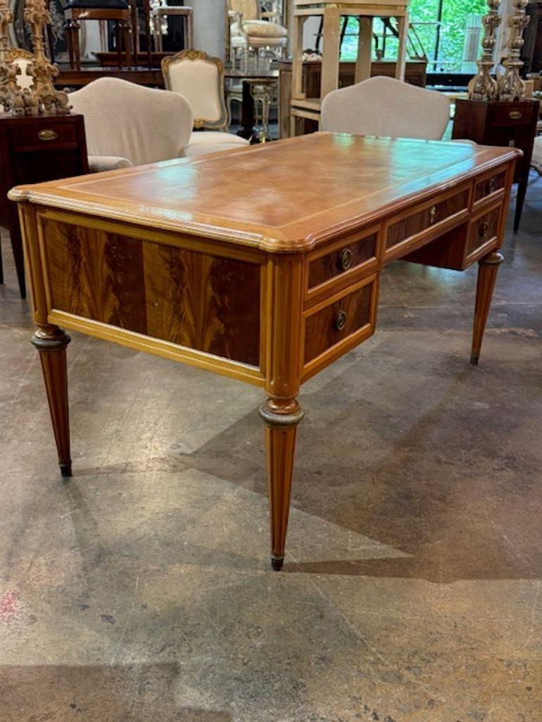 Ce produit est un bureau Louis XVI en acajou du XIXe si�ècle avec un plateau en cuir, ce qui en fait un complément luxueux et intemporel pour tout espace de travail ou maison. Le bureau présente une fabrication artisanale complexe avec une magnifique