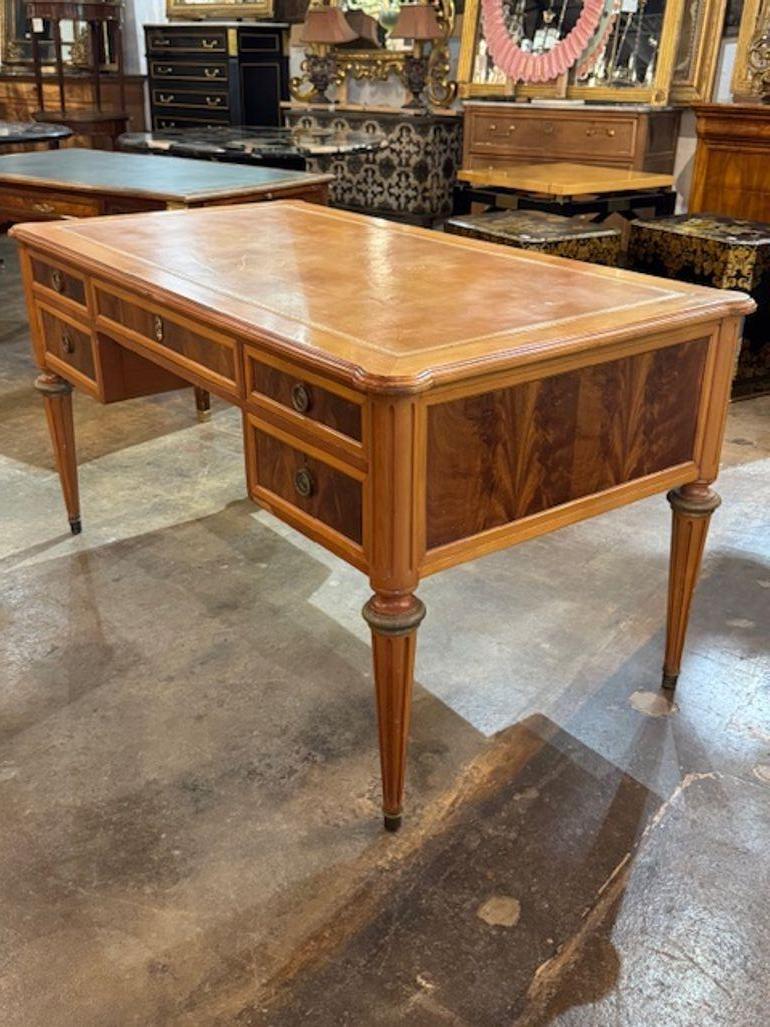 Français Bureau Louis XVI en acajou du XIXe siècle avec plateau en cuir en vente