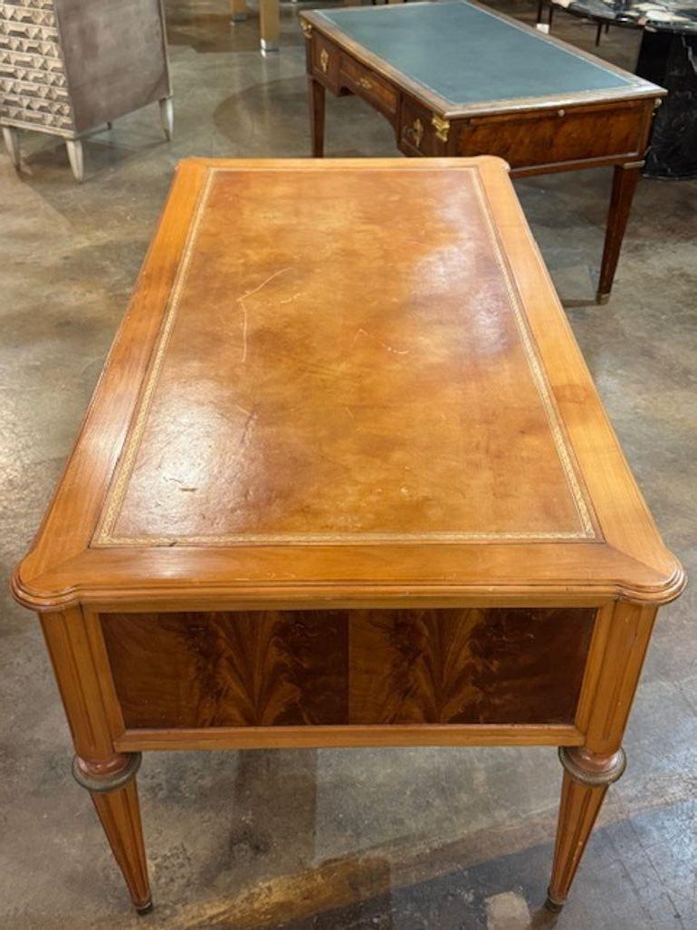 Bureau Louis XVI en acajou du XIXe siècle avec plateau en cuir Bon état - En vente à Dallas, TX