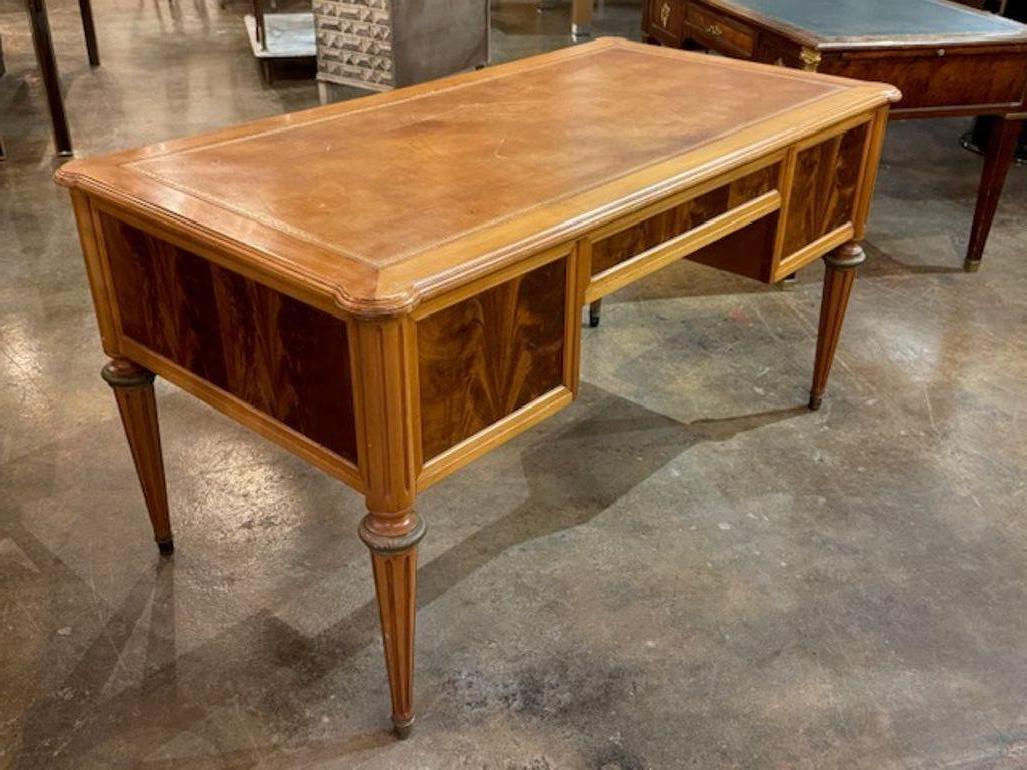 Cuir Bureau Louis XVI en acajou du XIXe siècle avec plateau en cuir en vente