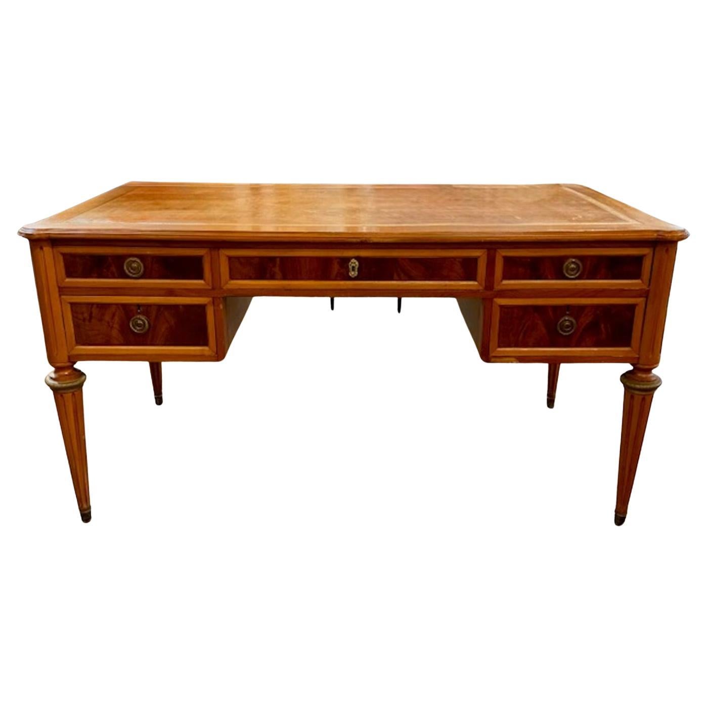 Bureau Louis XVI en acajou du XIXe siècle avec plateau en cuir en vente