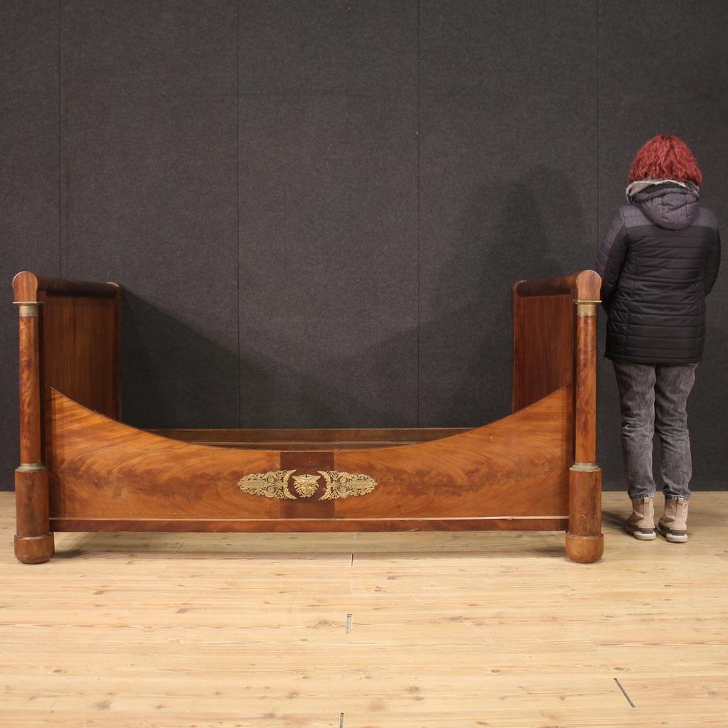Antique French bed from the first half of the 19th century. Empire furniture with full column carved and veneered in mahogany, mahogany feather and oak of excellent quality. Single and a half bed that can accommodate an internal structure (not