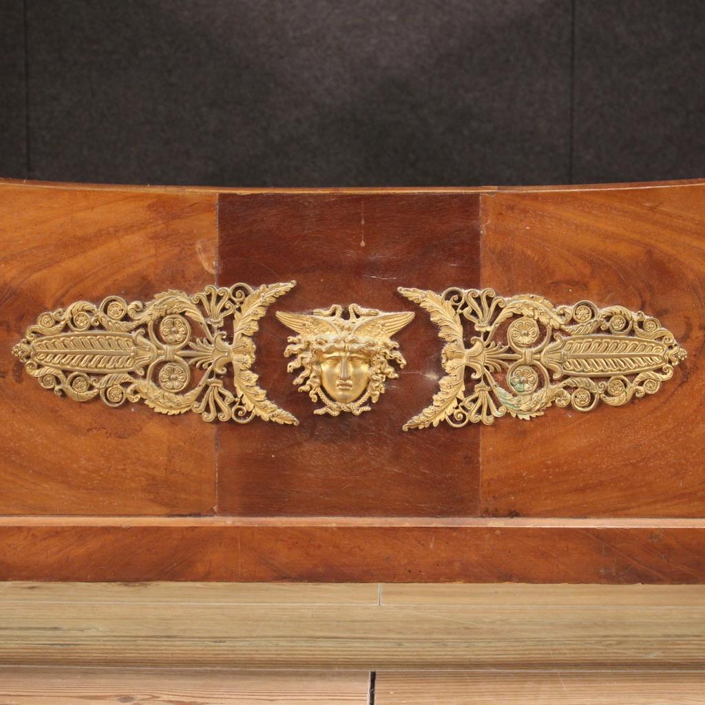 19. Jahrhundert Mahagoni, Mahagonifeder und Eiche Antike französische Empire-Bett, 1830 (Holz) im Angebot