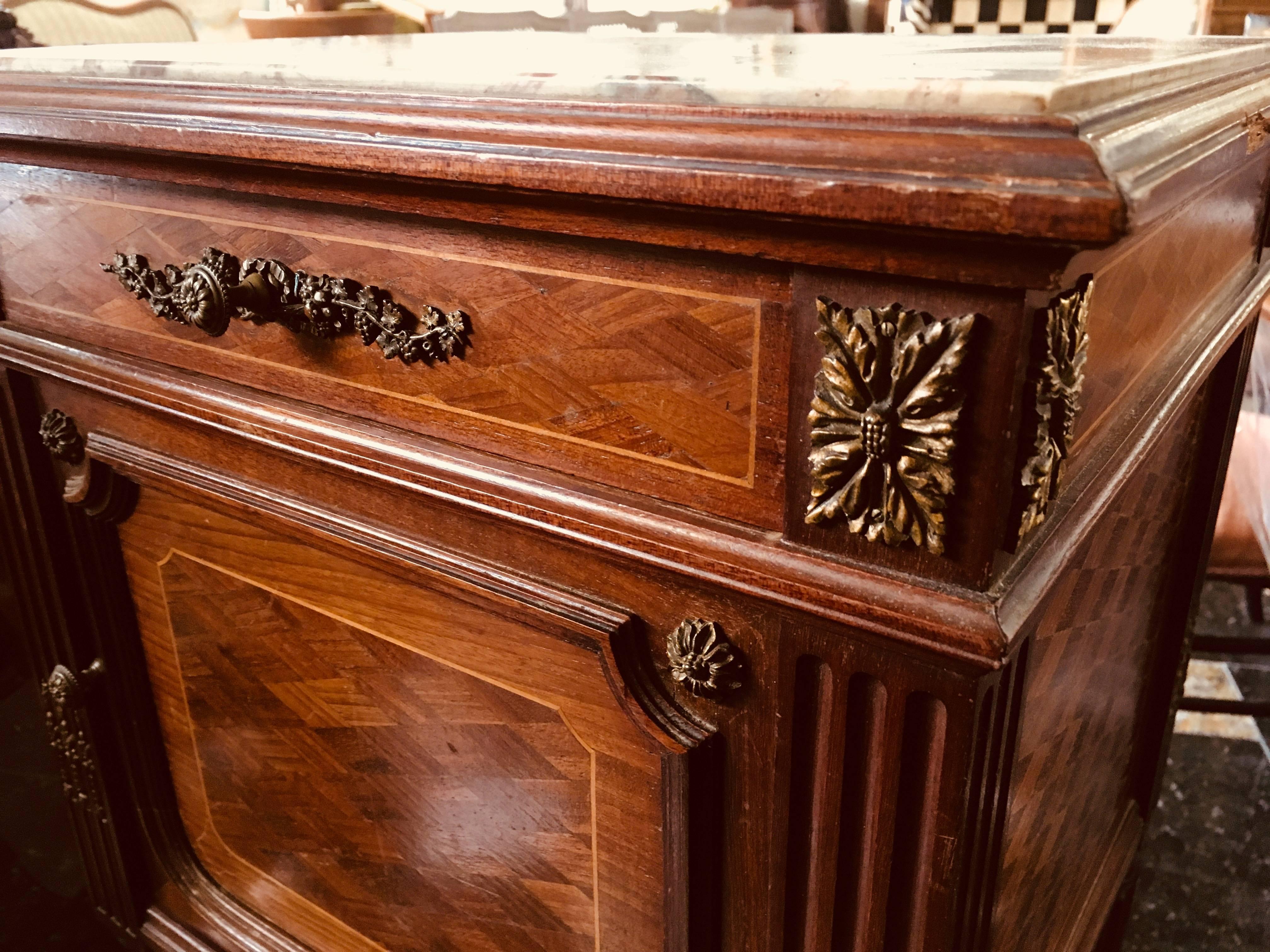 19th Century Mahogany Marble-Top Nightstand with Bronze Decoration For Sale 1