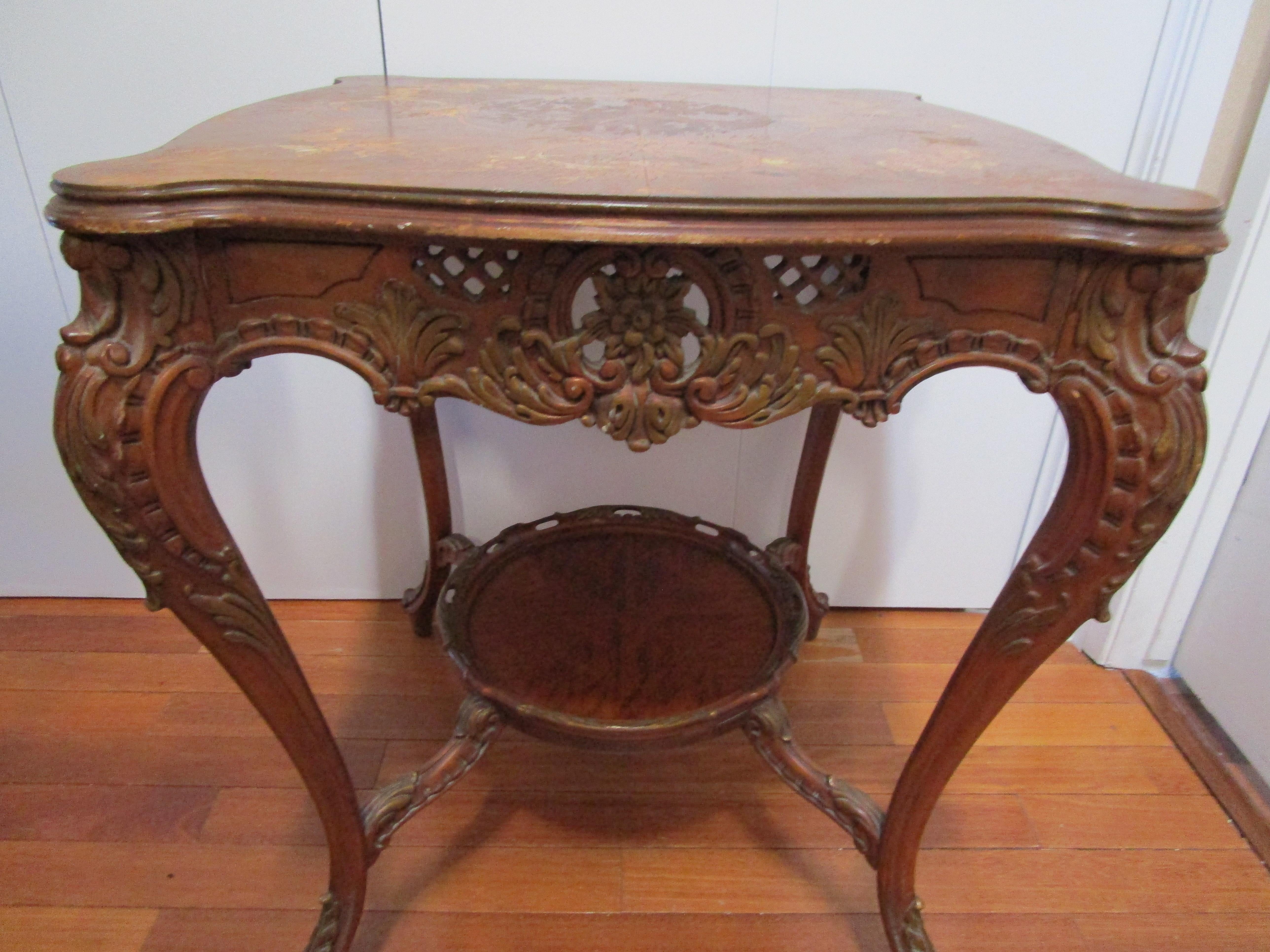 La marqueterie et la ronce, expertement travaillées dans une table d'appoint ou d'entrée de style Louis XVI du 19e siècle, font sensation. 
La table a été fabriquée en France à la fin du 19e siècle. 
Fidèle au style du 