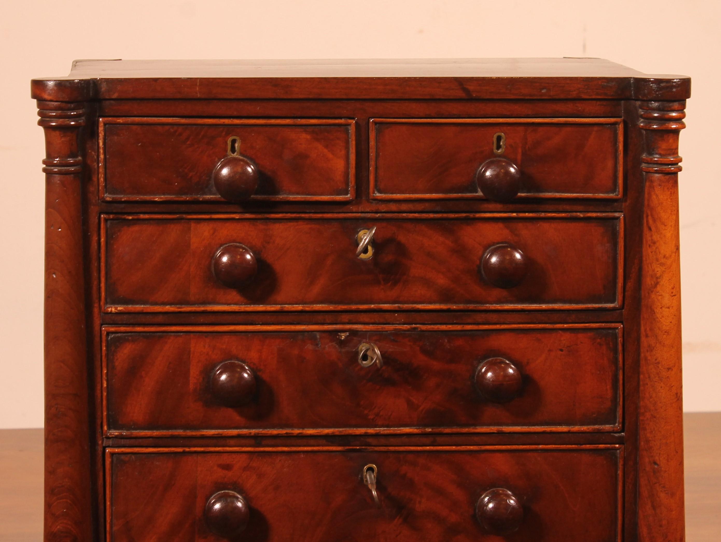 lovely miniature chest of drawers from the 19th century composed of 5 drawers
Very nice work.
The commode has its 3 keys that work
In very good condition and superb patina

interior of the drawers in oak which is a sign of qualit
y Note: two