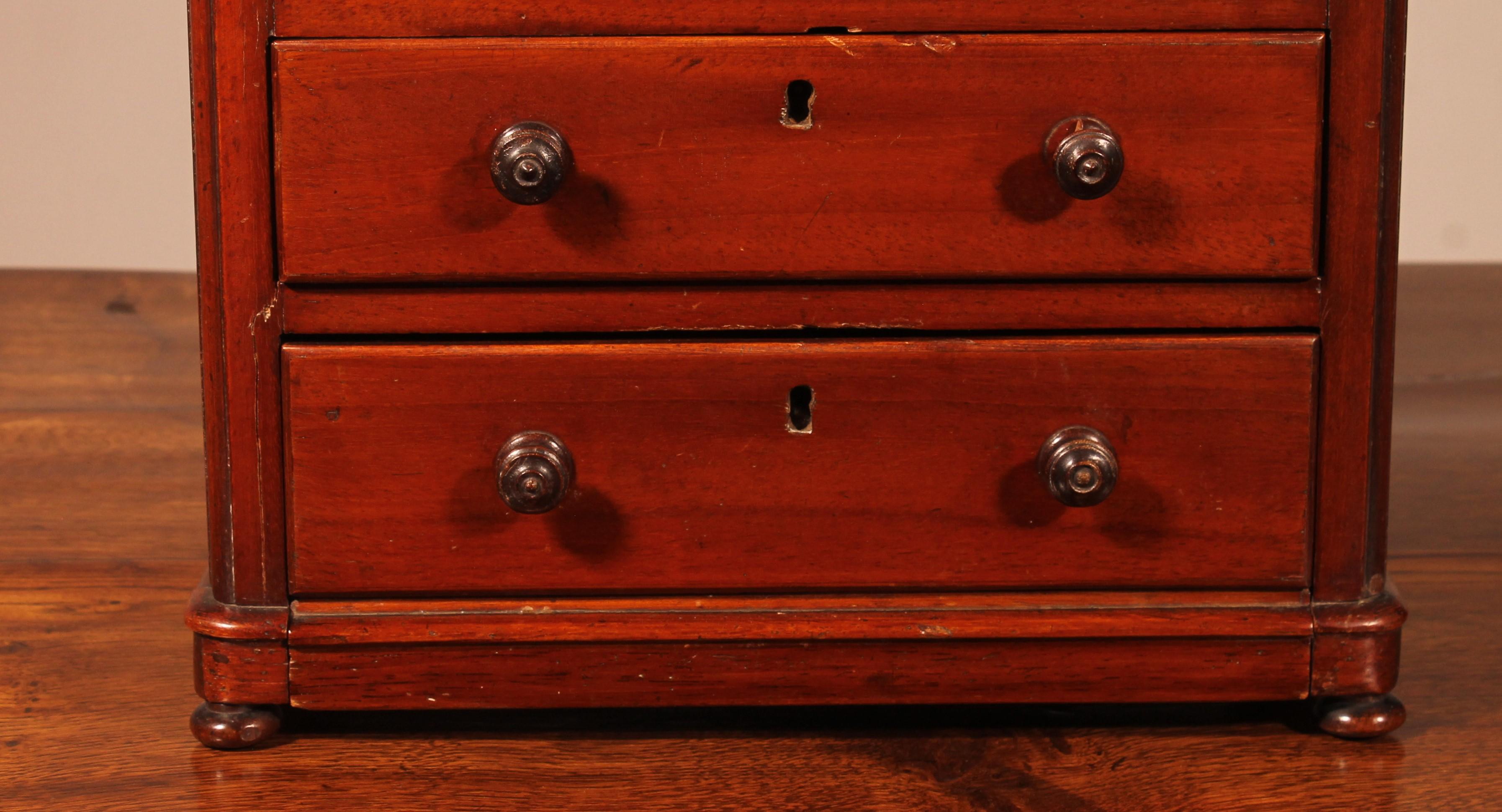 Lovely little mahogany miniature chest of drawers from the 19th century from England
chest of drawers with a double drawer in the top and the bottom drawer with the plinth integrated into the drawer which is rare
in very good condition and beautiful
