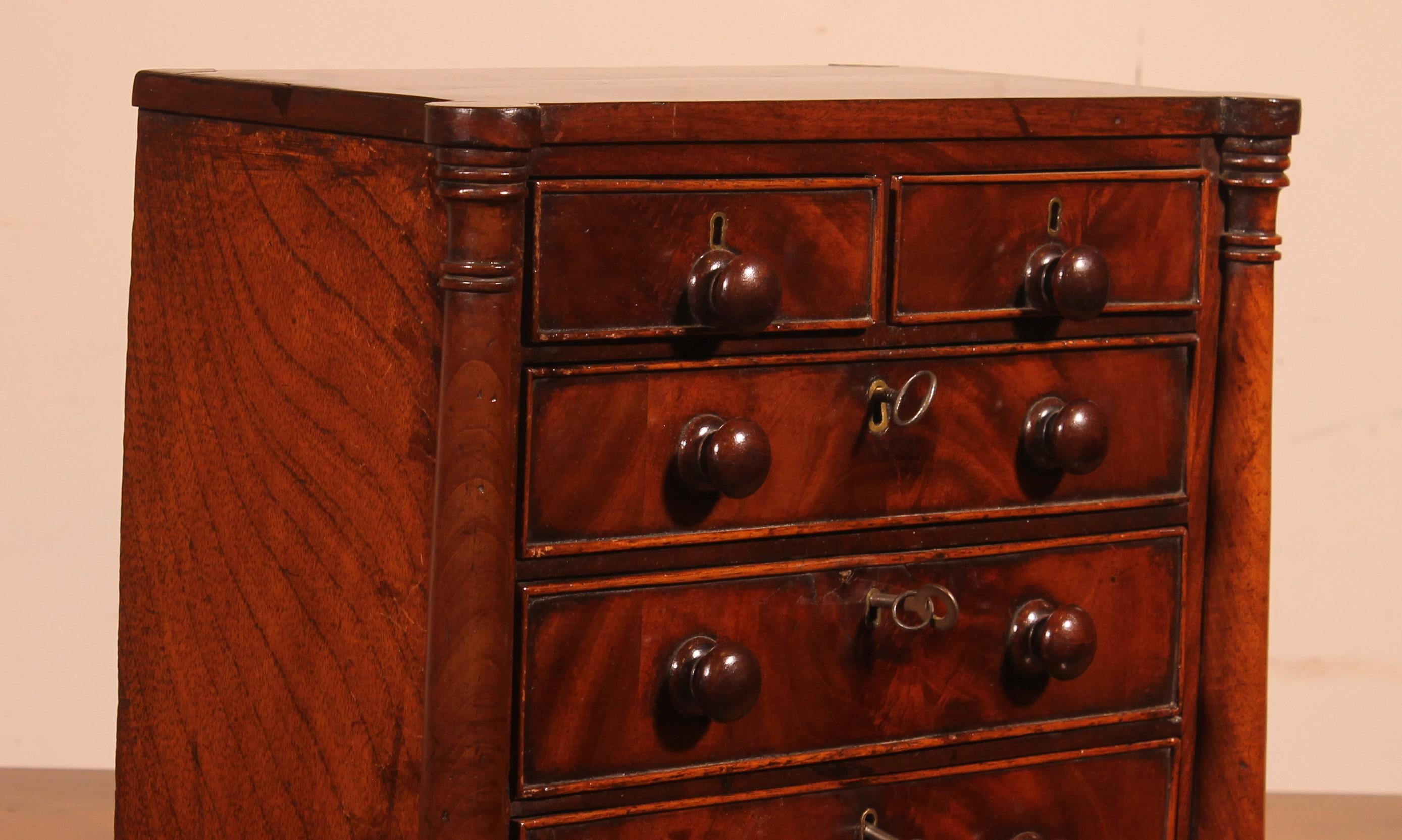 19th Century Mahogany Miniature Chest of Drawers In Good Condition In Brussels, Brussels