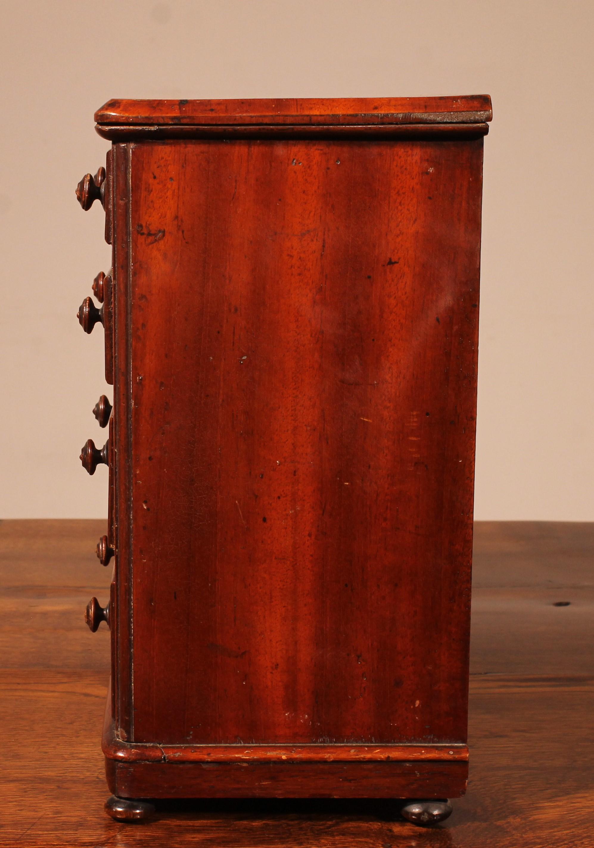 Acajou Commode miniature en acajou du 19e siècle en vente