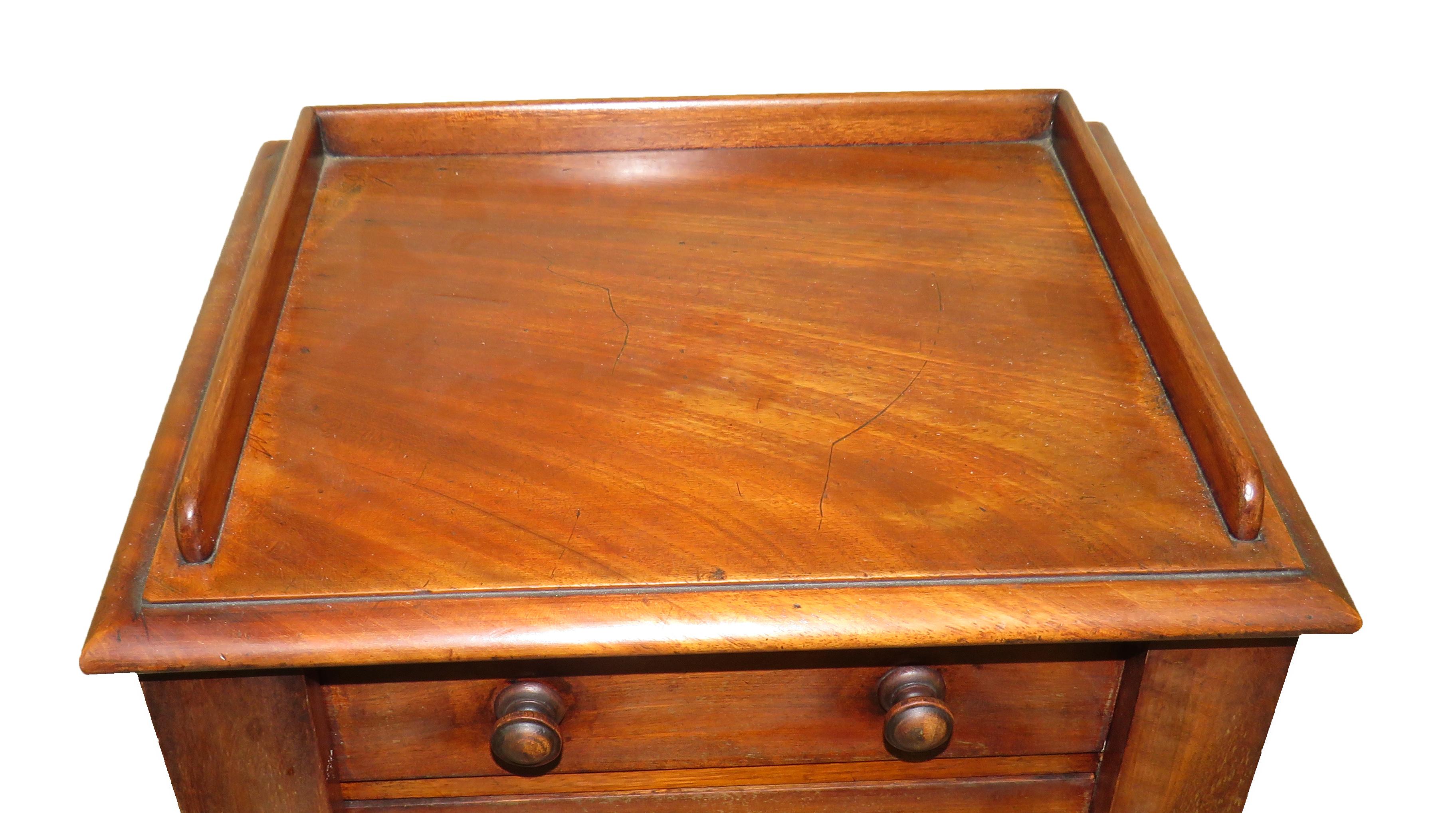 A good quality mid-19th century mahogany
Miniature wellington chest of four drawers
Having original turned knobs and locking
Pillaster

(This miniature chest would probably have started
life attached to the top of a desk as one of two
banks