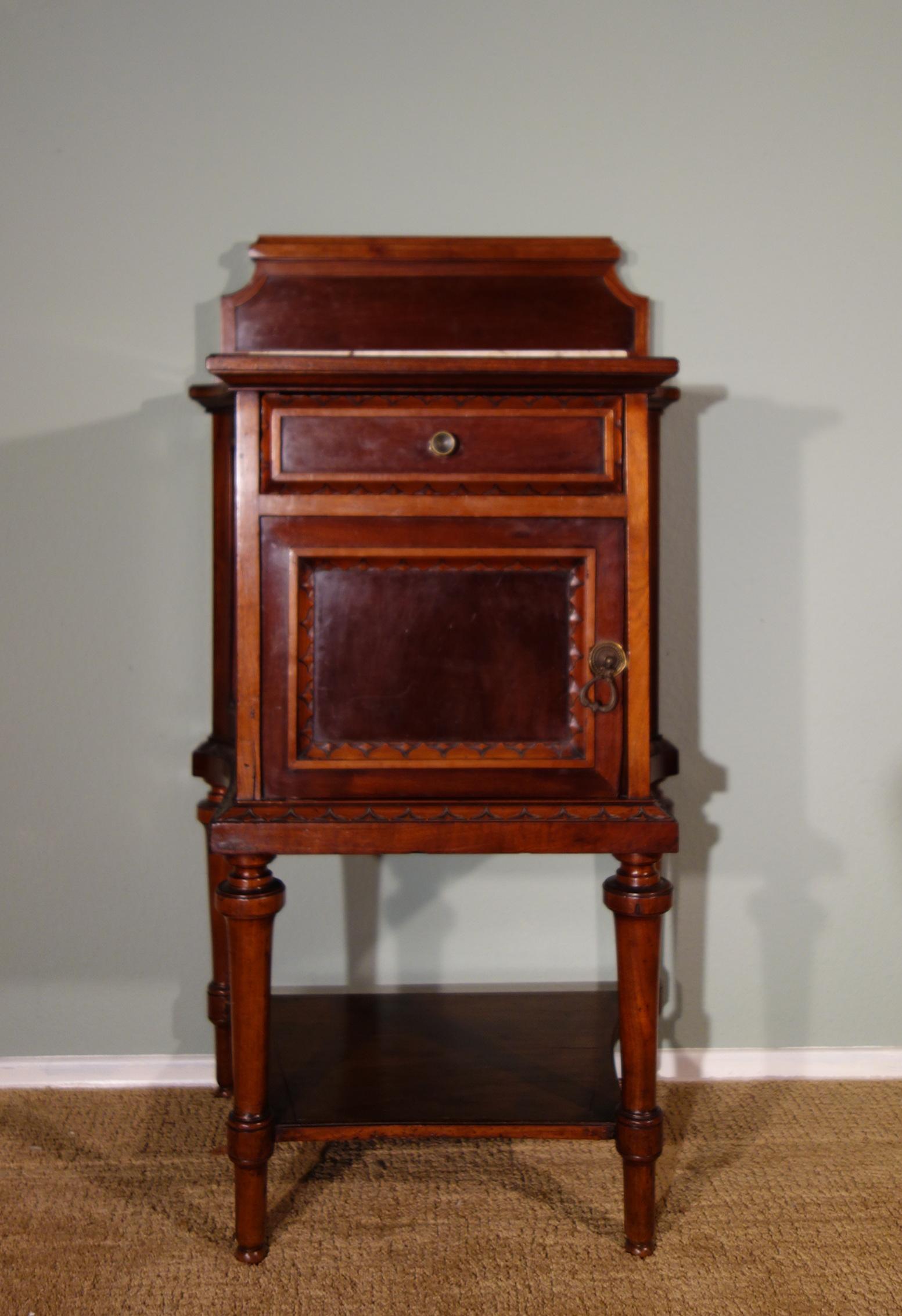 Pair of 19th Century Mahogany Nightstands 6