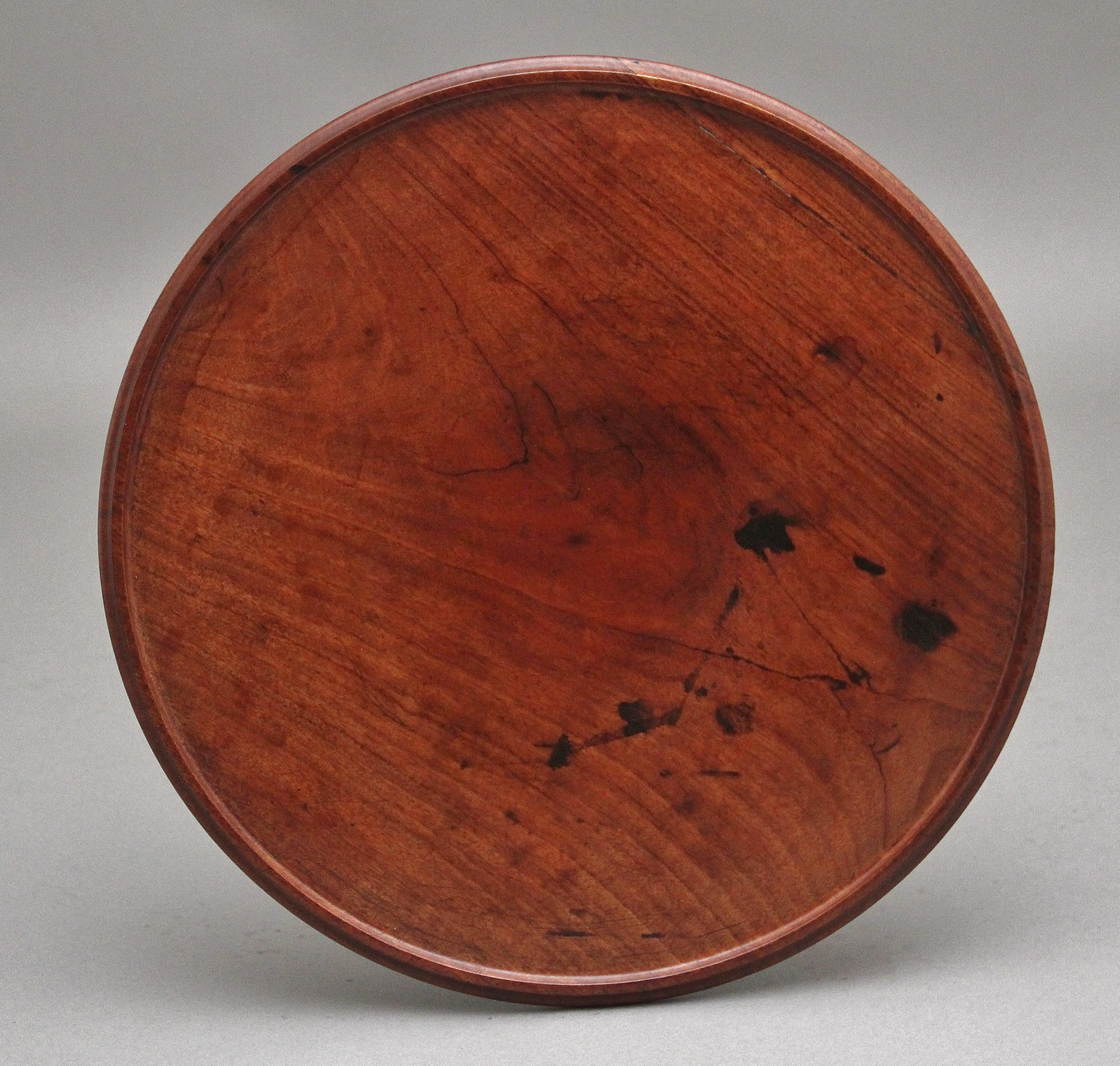 Beistelltisch aus Mahagoni des 19. Jahrhunderts, die runde gewölbte Platte ruht auf einer dekorativen Gerstenkornsäule, die auf einem runden, auf Rollenfüßen stehenden Sockel endet.  Circa 1860.