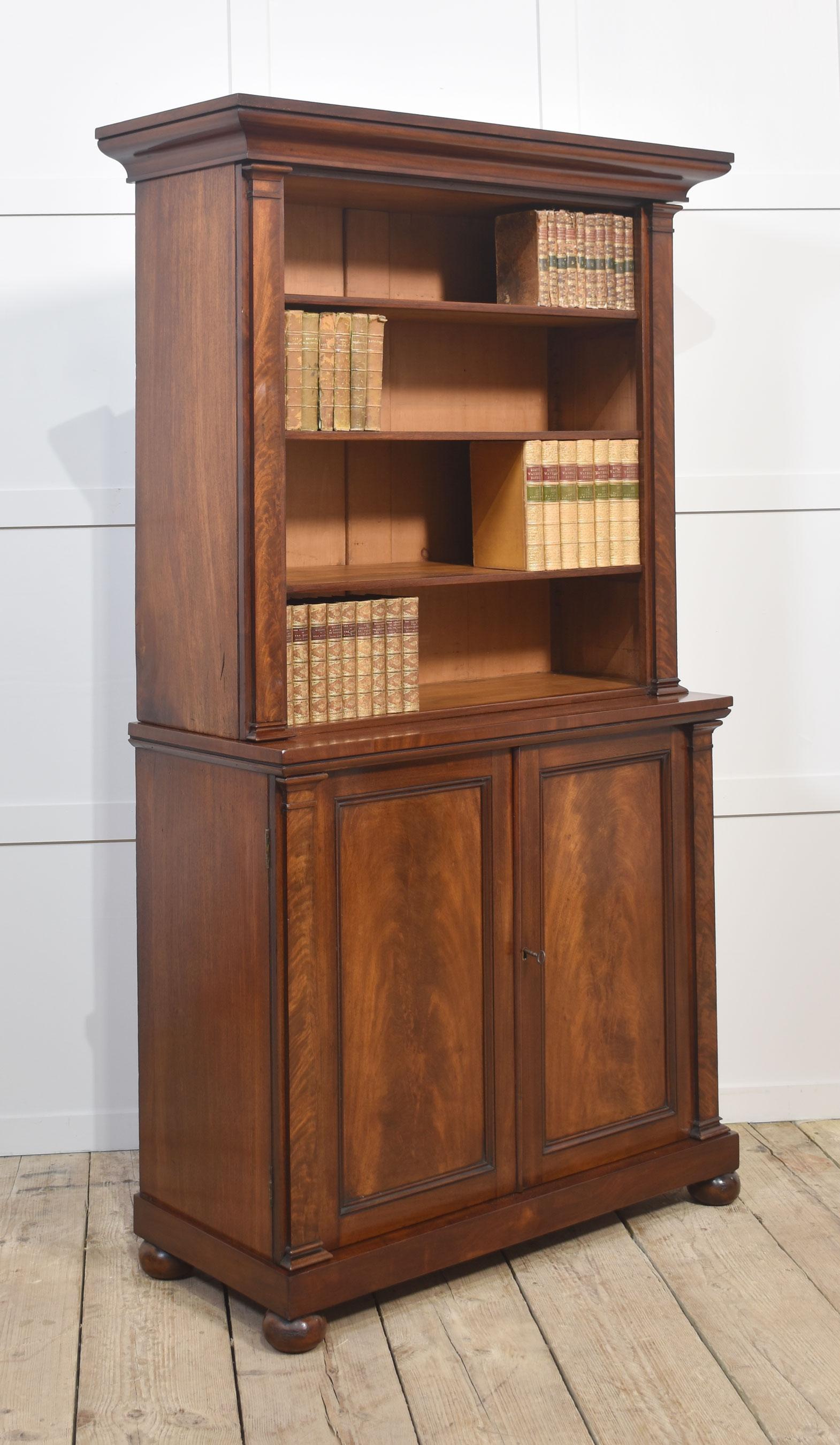 Legno Libreria a giorno in mogano del XIX secolo in vendita