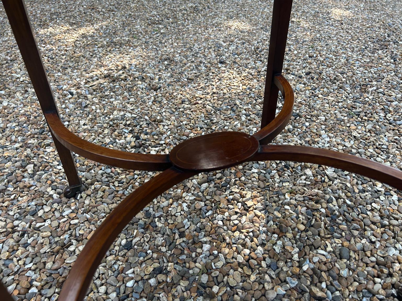 Table ovale Pembroke en acajou du XIXe siècle en vente 3