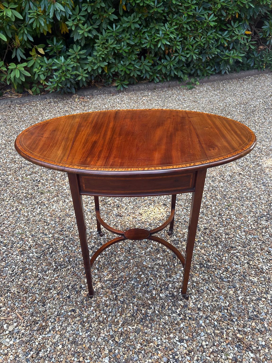 Table ovale Pembroke en acajou du XIXe siècle en vente 4