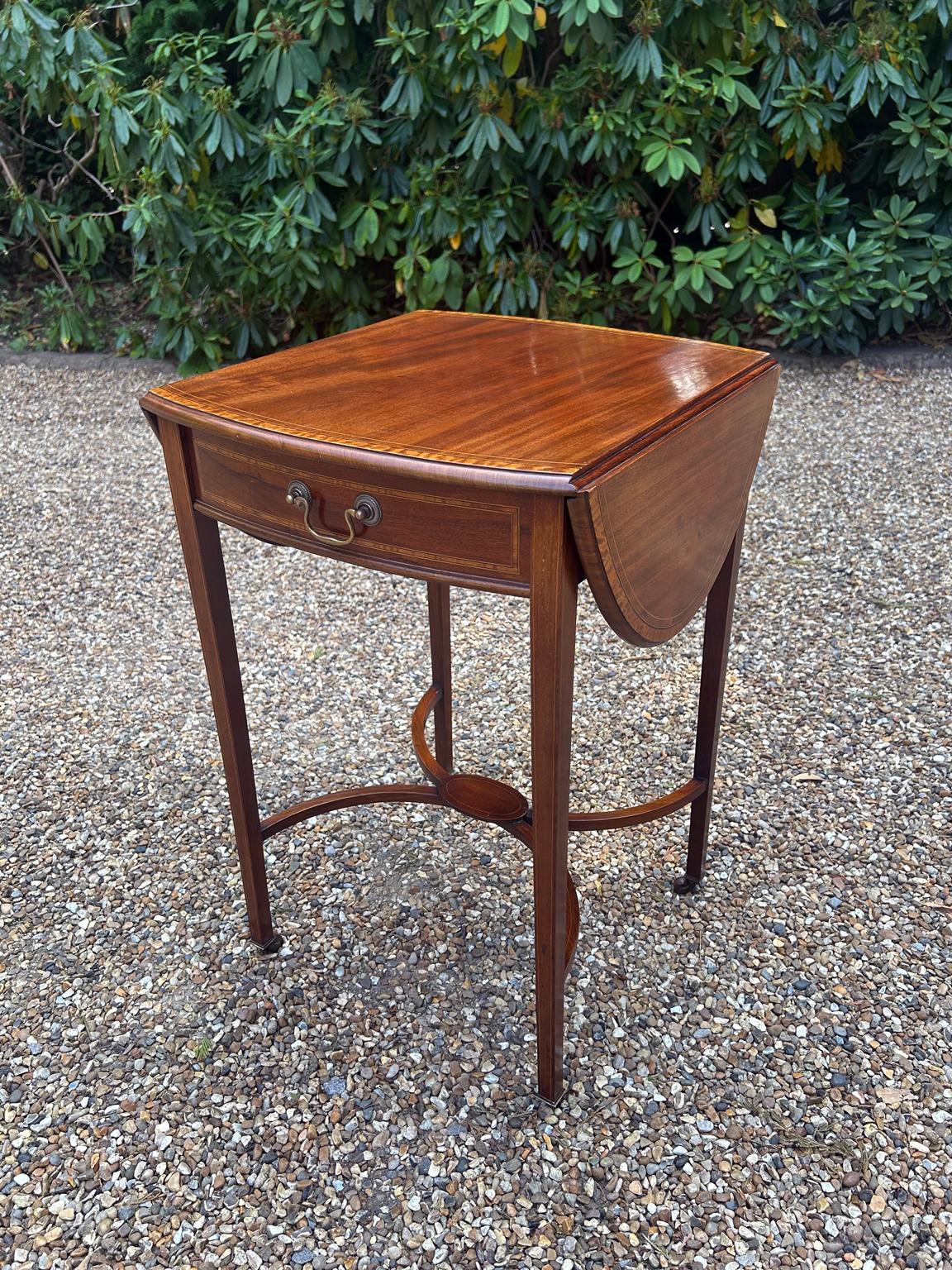 Victorien Table ovale Pembroke en acajou du XIXe siècle en vente
