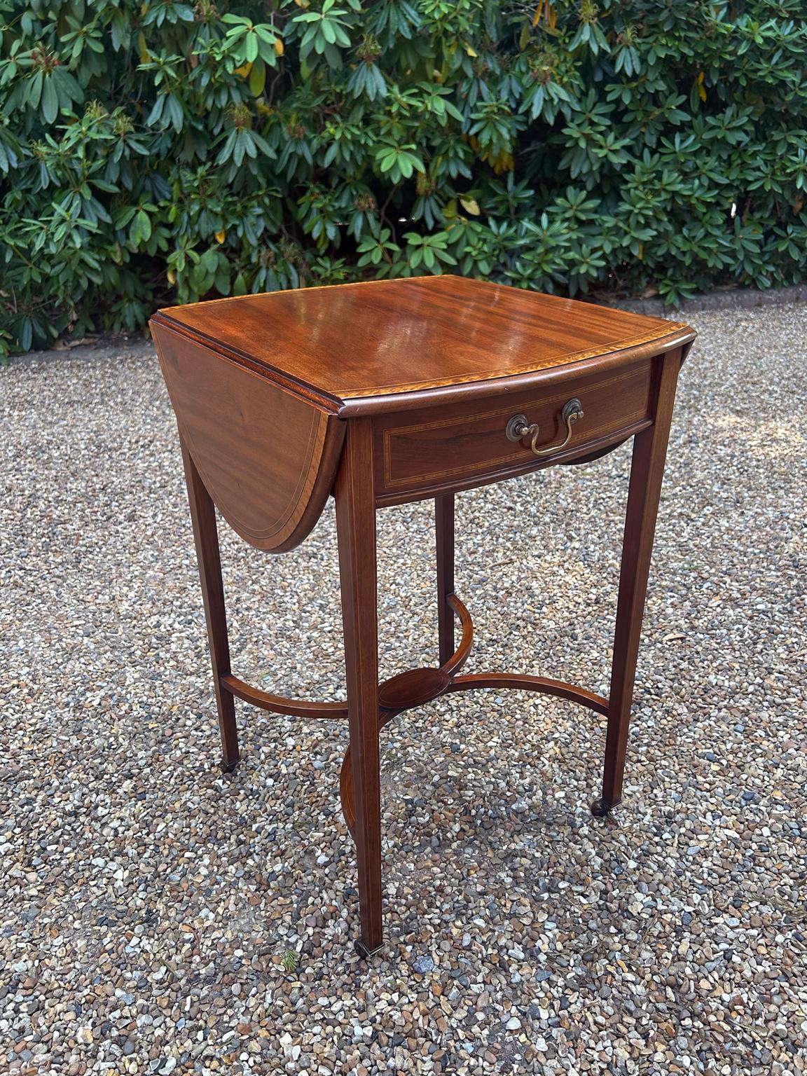 Britannique Table ovale Pembroke en acajou du XIXe siècle en vente