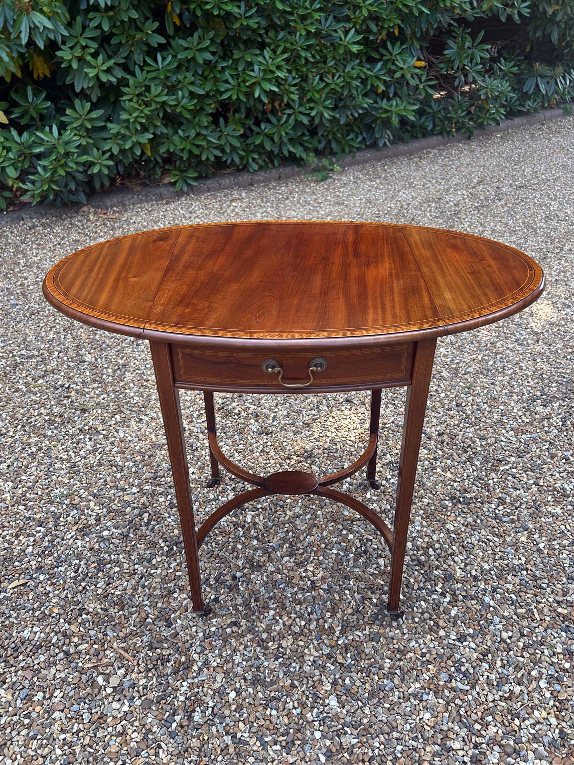 Fait main Table ovale Pembroke en acajou du XIXe siècle en vente