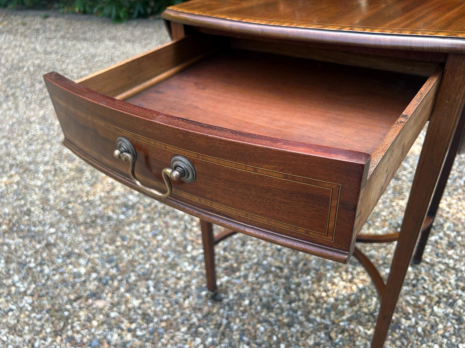 Table ovale Pembroke en acajou du XIXe siècle en vente 1