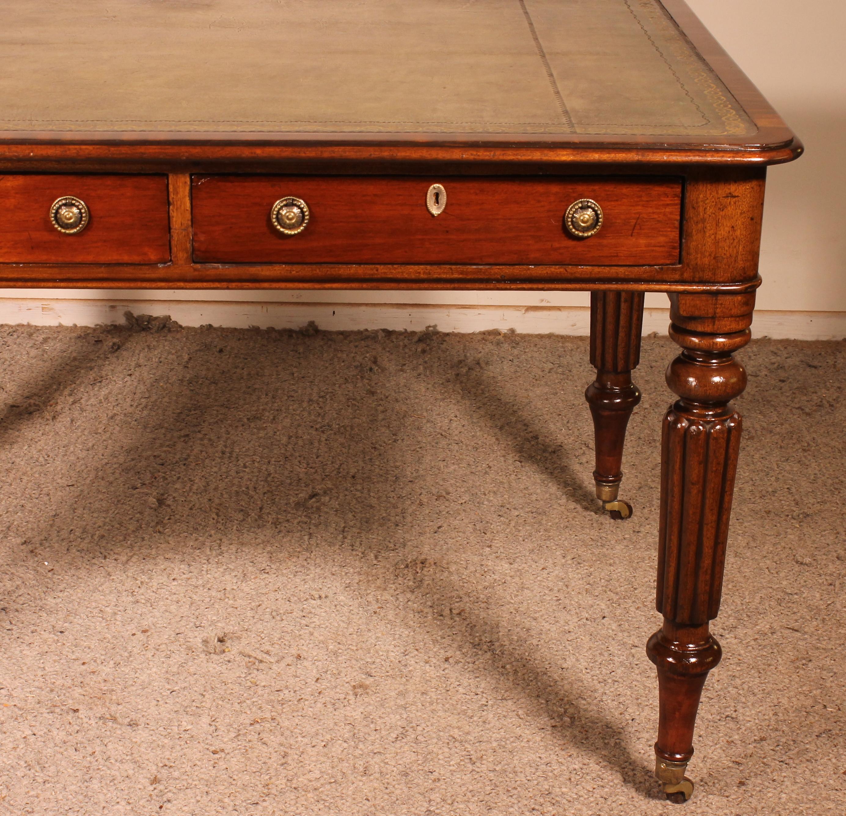 Superb writing desk from the 19th century from English in mahogany.
Elegant partner desk which has two drawers in the belt on each of its sides. It is rare to find double-sided writing table.
The desk rests on a superb turned base ending with its