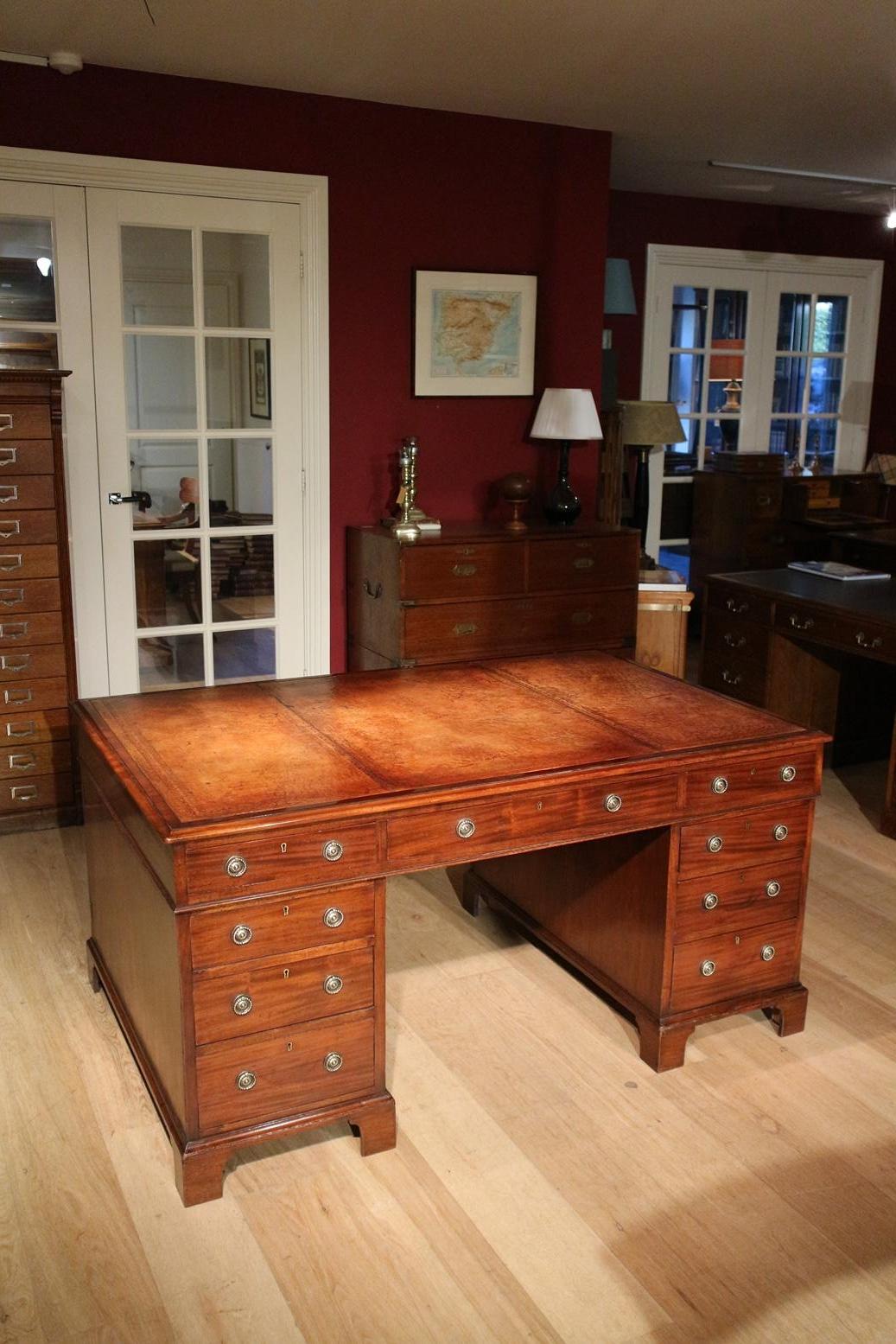 Beautiful antique partner desk in mahogany with good patina. 1 side with 9 drawers and 1 side with 3 drawers and 2 cabinets. Entirely in very good condition. Light brown weathered leather top. Practically usable desk.
Origin: England
Period: