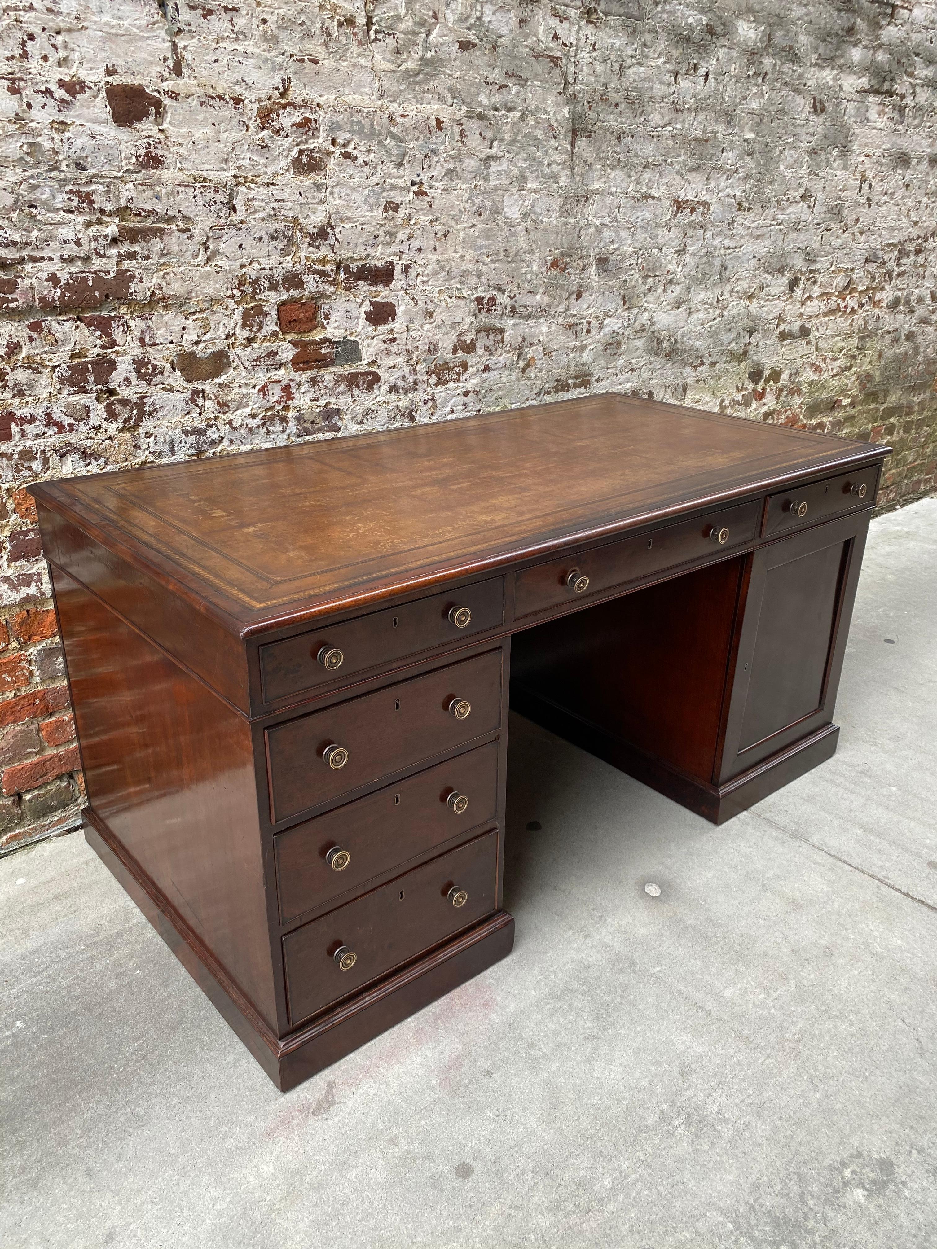 19th Century Mahogany Partners Desk with Tooled Leather Writing Surface In Good Condition In Charleston, SC
