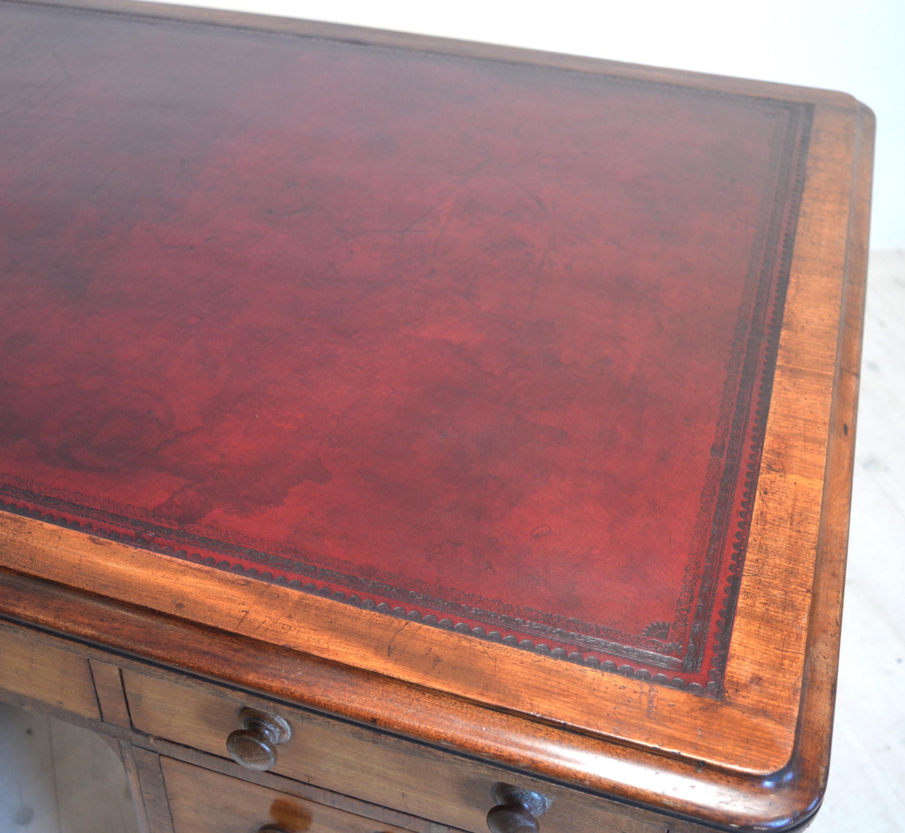 19th Century Mahogany pedestal desk For Sale 4