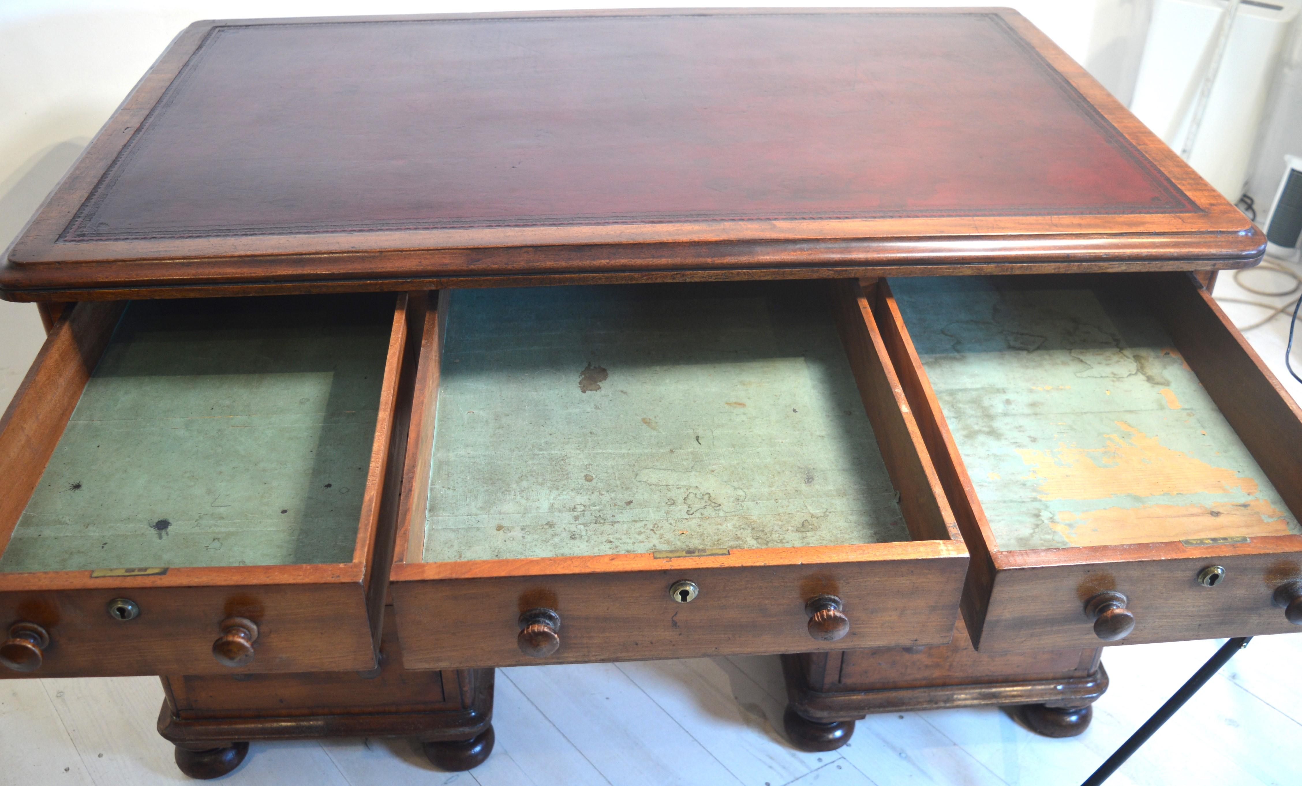 19th Century Mahogany pedestal desk For Sale 5