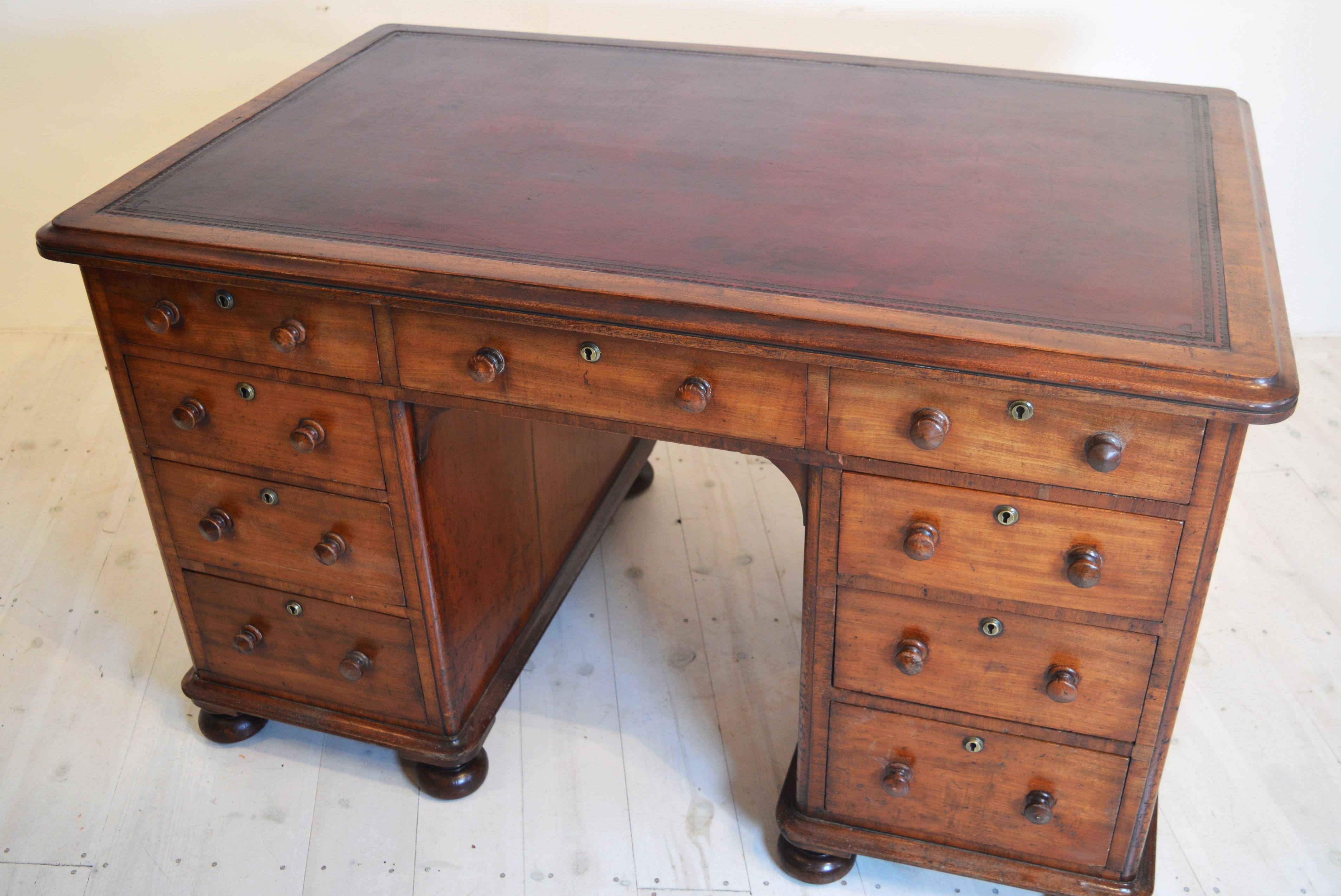 English 19th Century Mahogany pedestal desk For Sale
