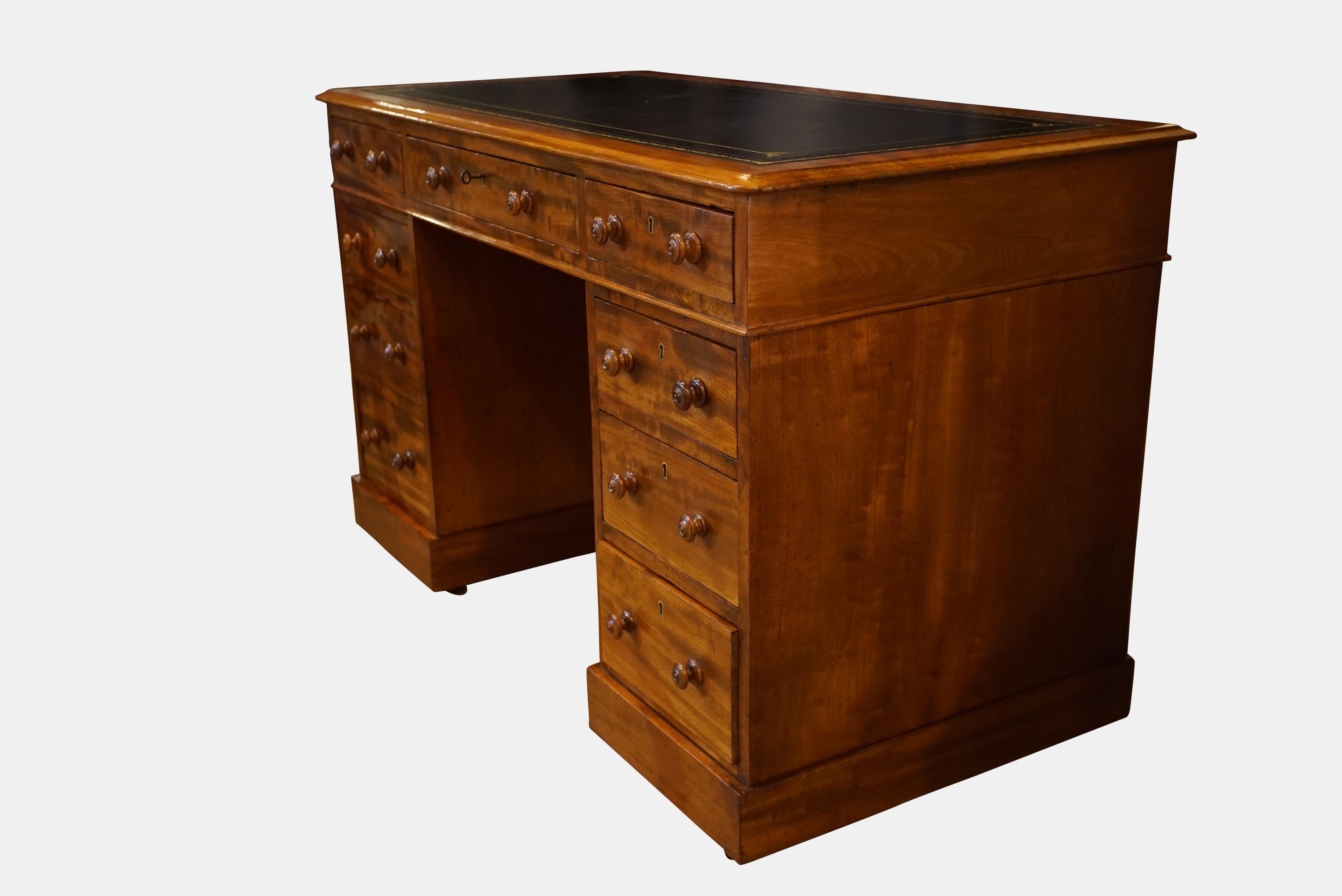 19th Century Mahogany Pedestal Desk In Good Condition For Sale In Salisbury, GB