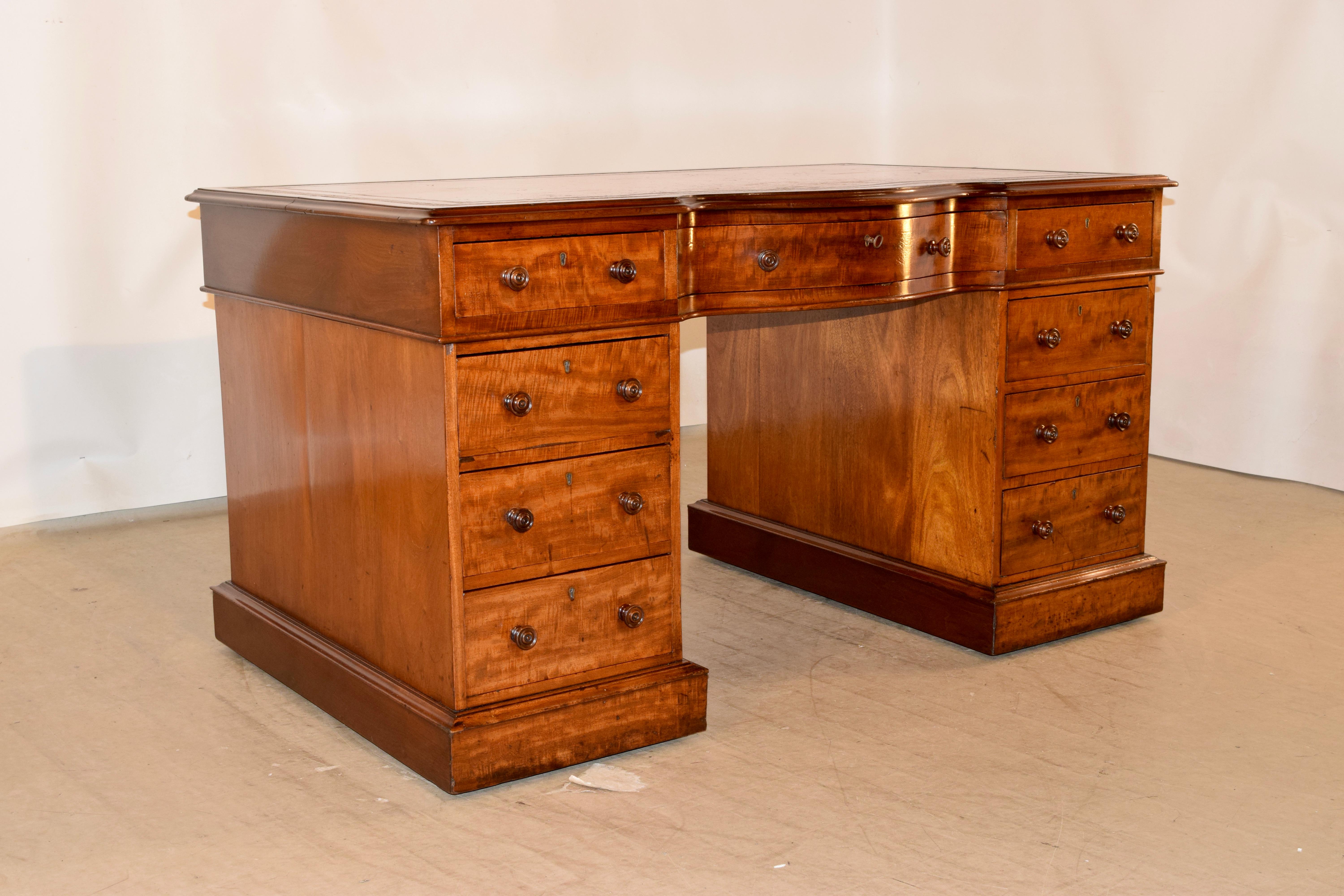 Victorian 19th Century Mahogany Pedestal Desk For Sale