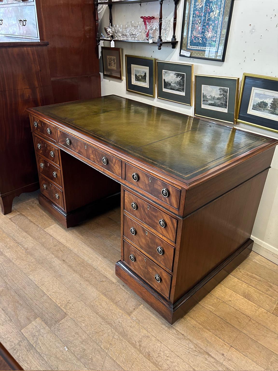 English 19th Century Mahogany Pedestal Desk