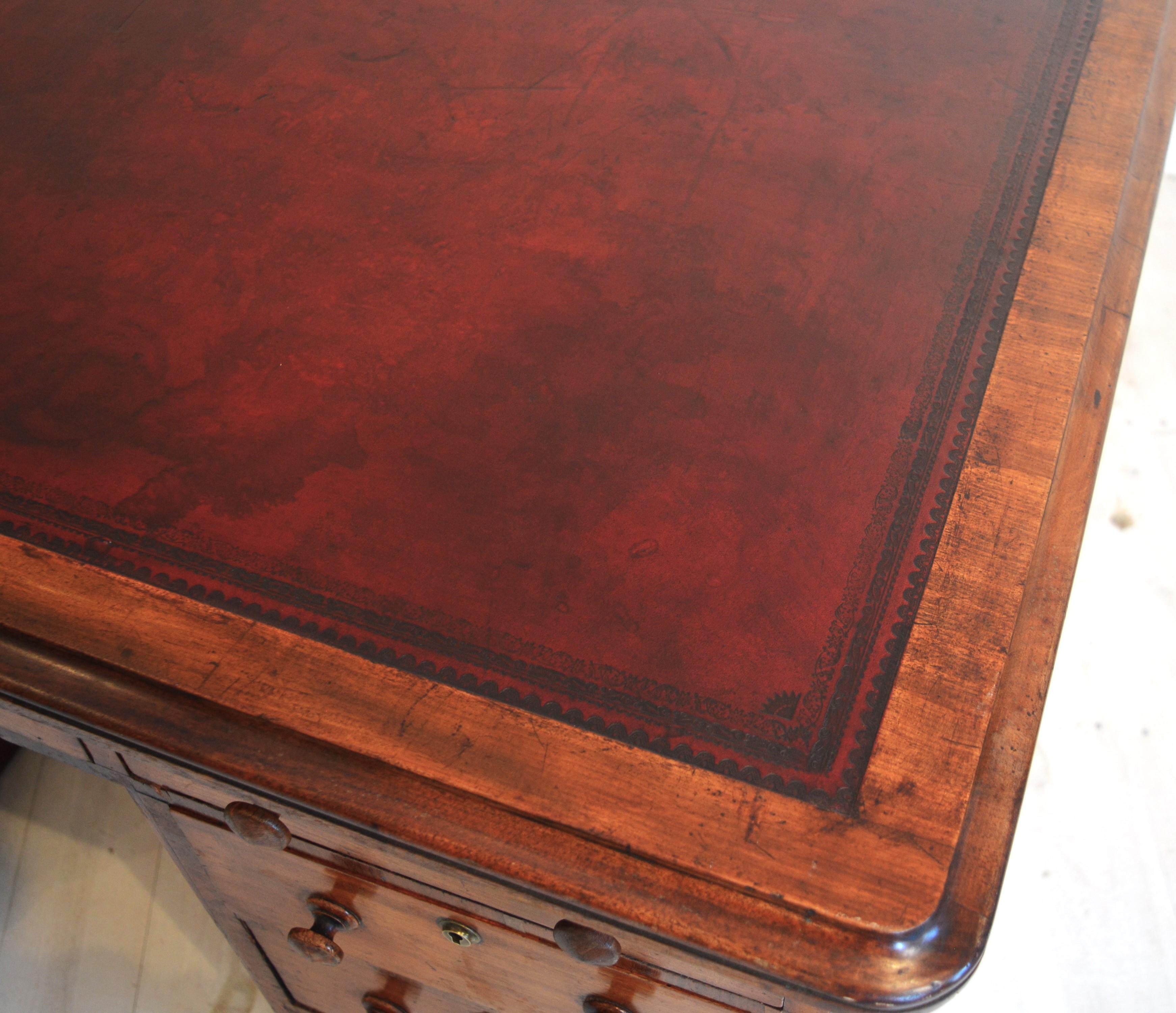 Veneer 19th Century Mahogany pedestal desk For Sale