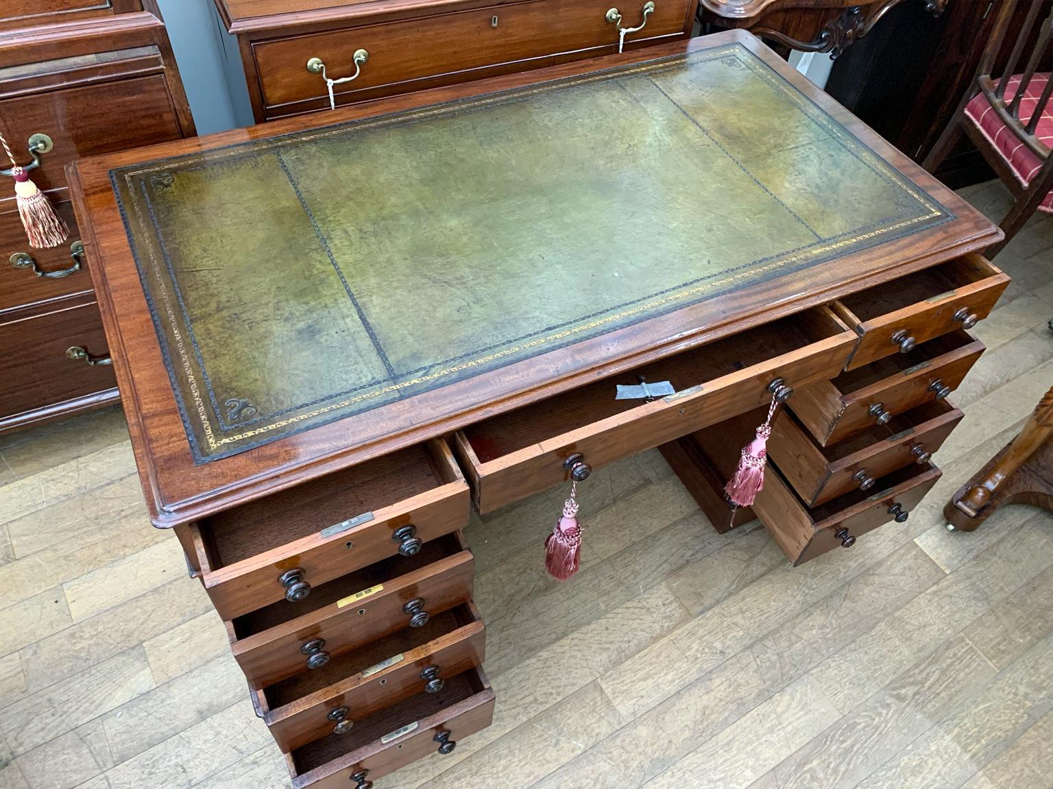 19th Century Mahogany Pedestal Desk In Good Condition In Richmond, Surrey