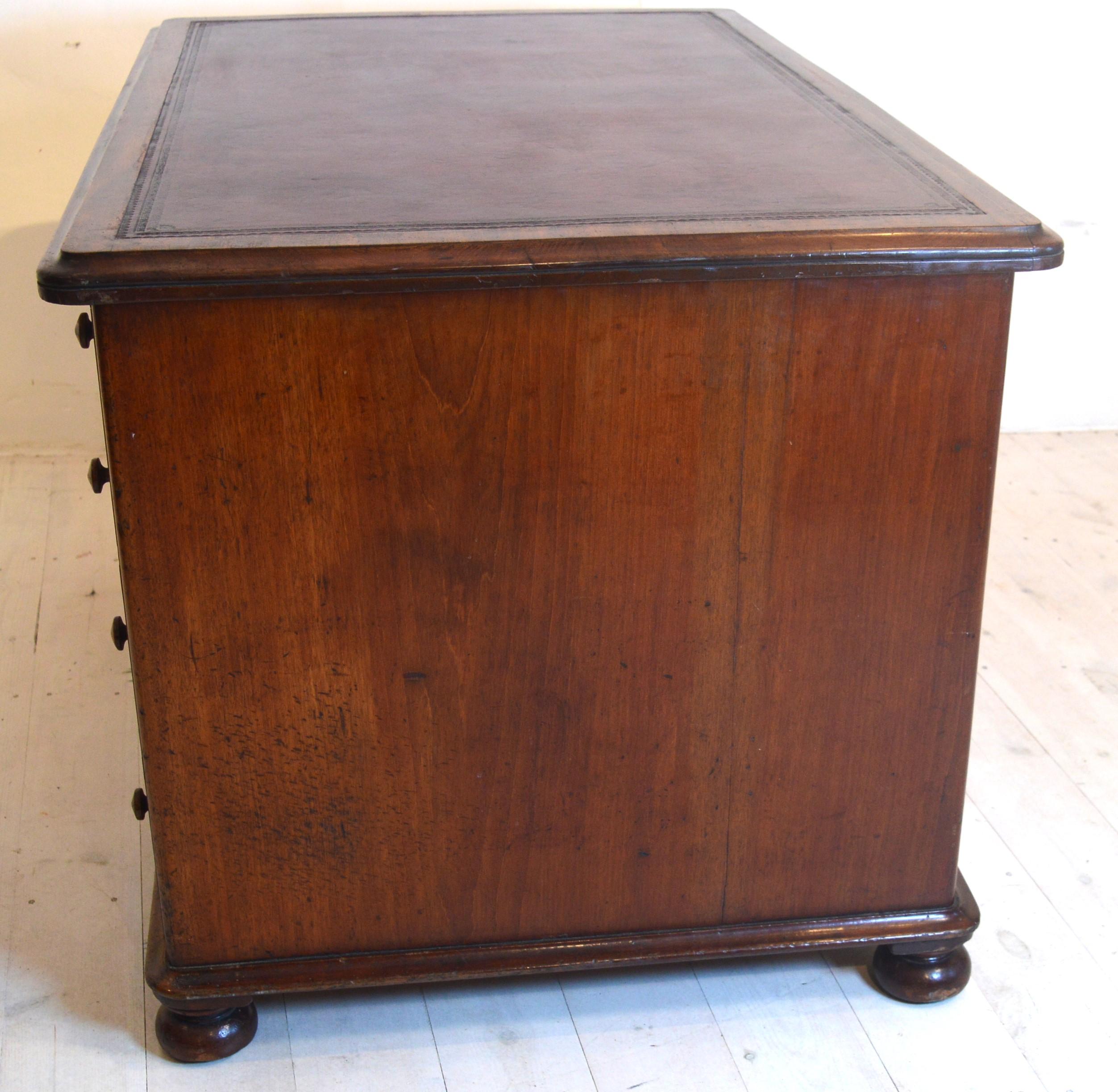 19th Century Mahogany pedestal desk For Sale 1