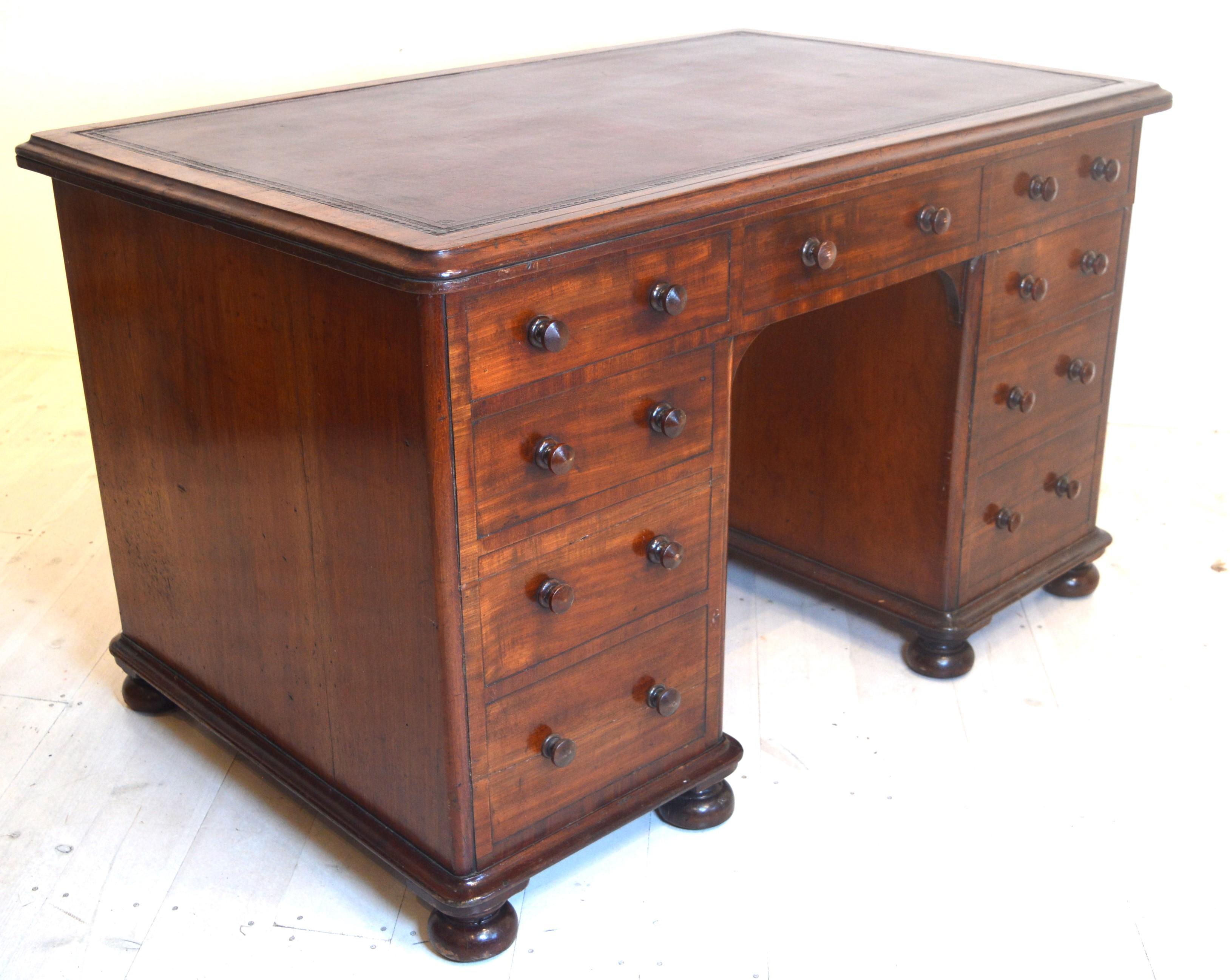 19th Century Mahogany pedestal desk For Sale 2
