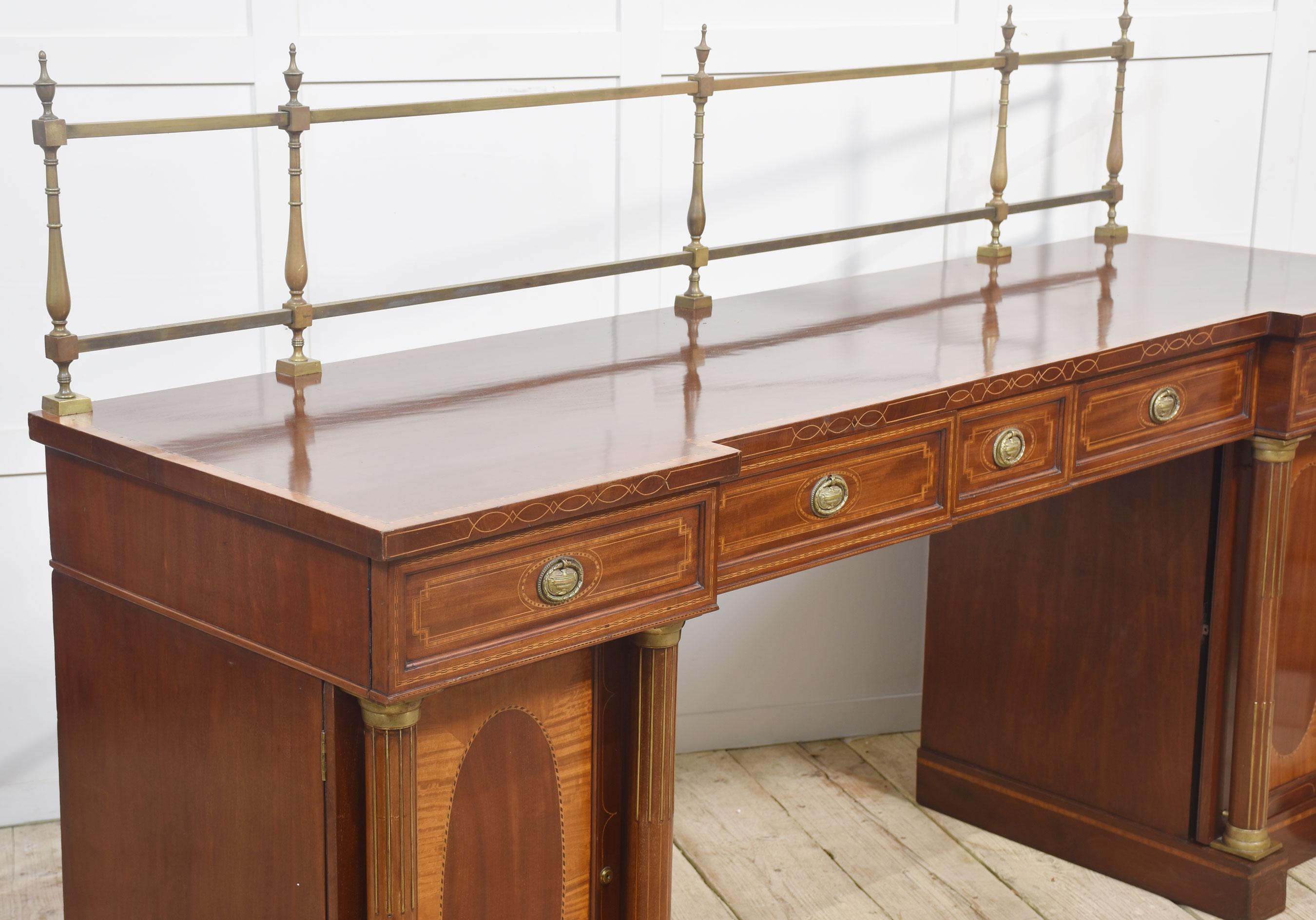 Buffet à piédestal en acajou marqueté du 19e siècle en vente 4