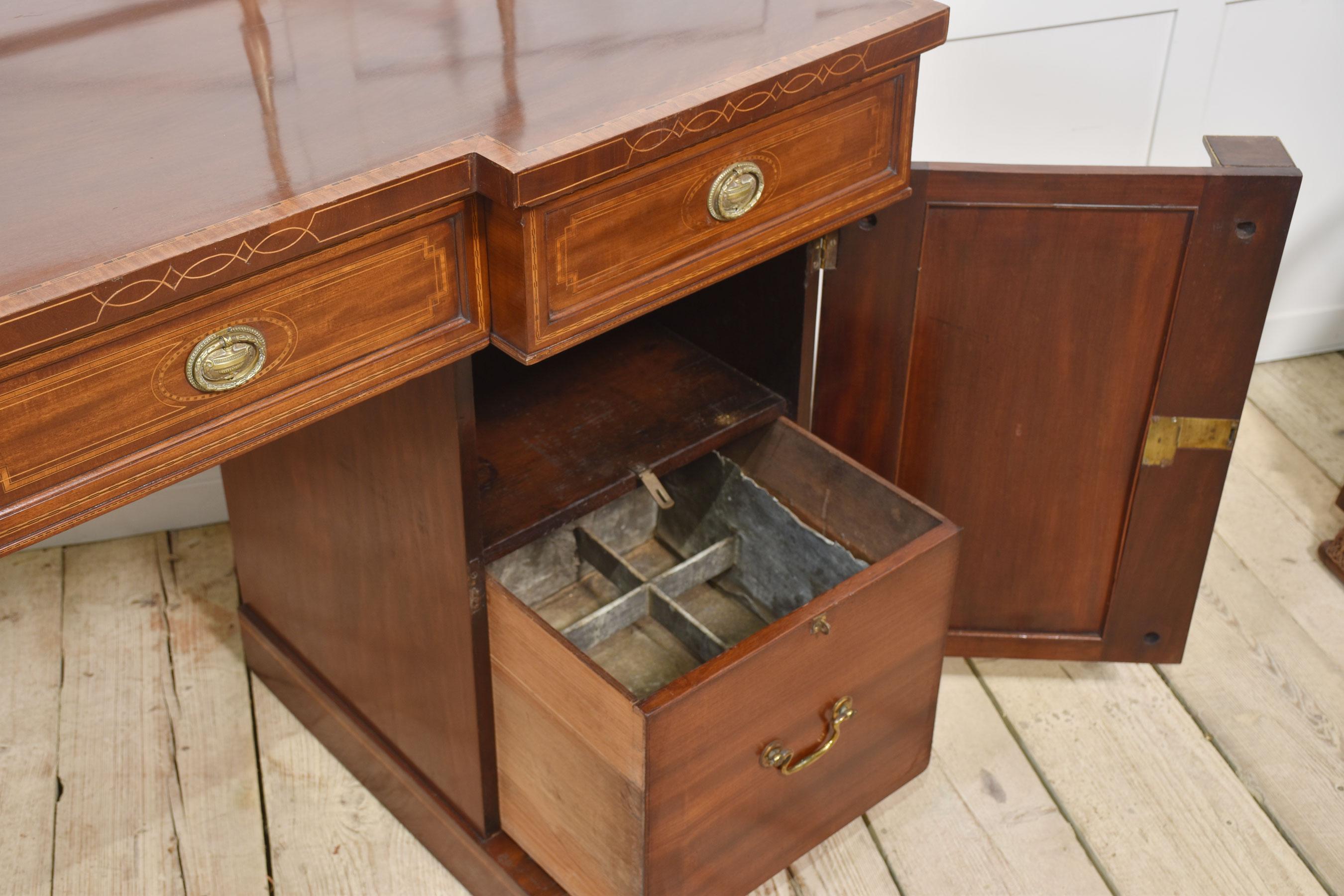 Buffet à piédestal en acajou marqueté du 19e siècle en vente 6