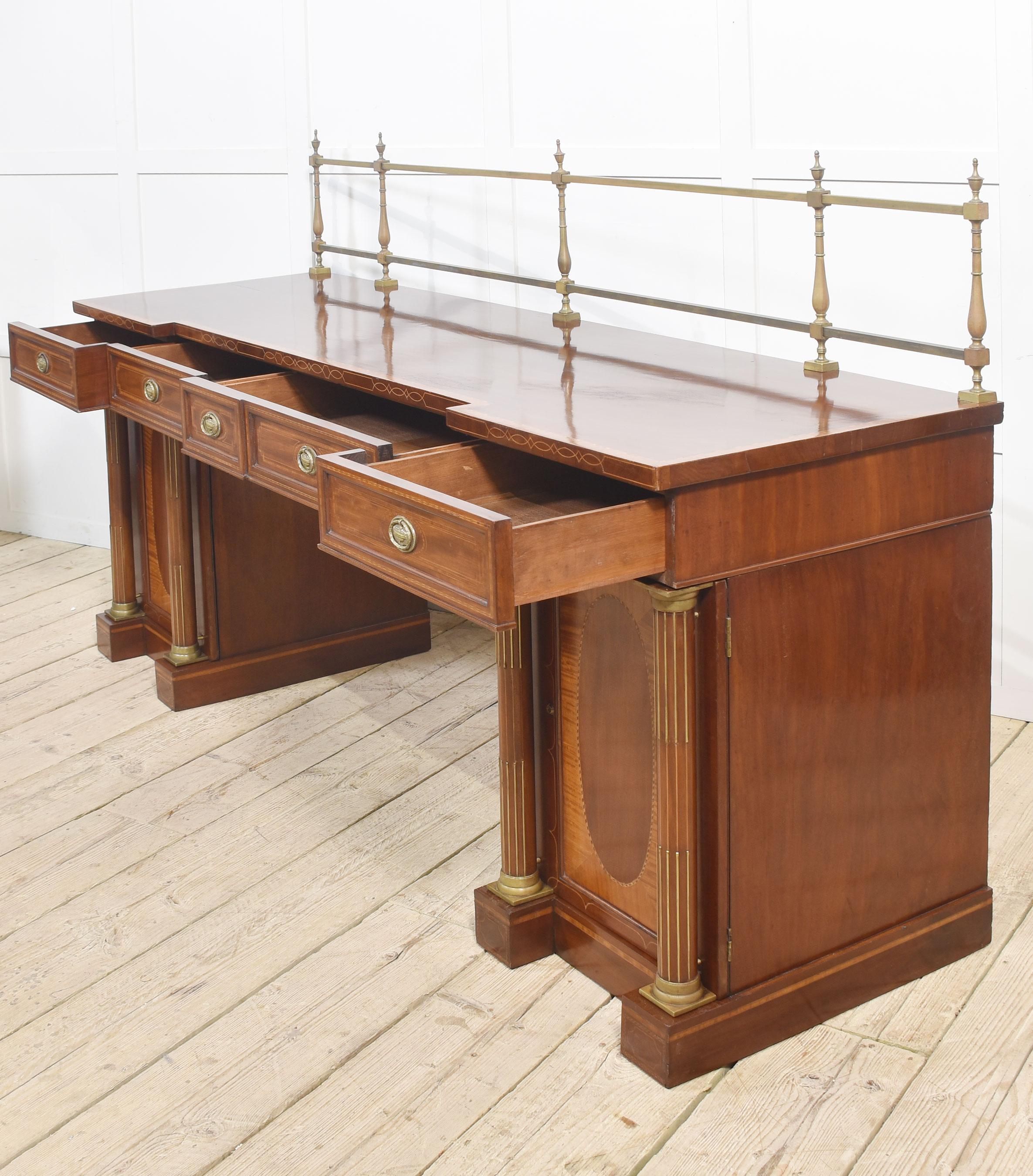 Buffet à piédestal en acajou marqueté du 19e siècle en vente 7