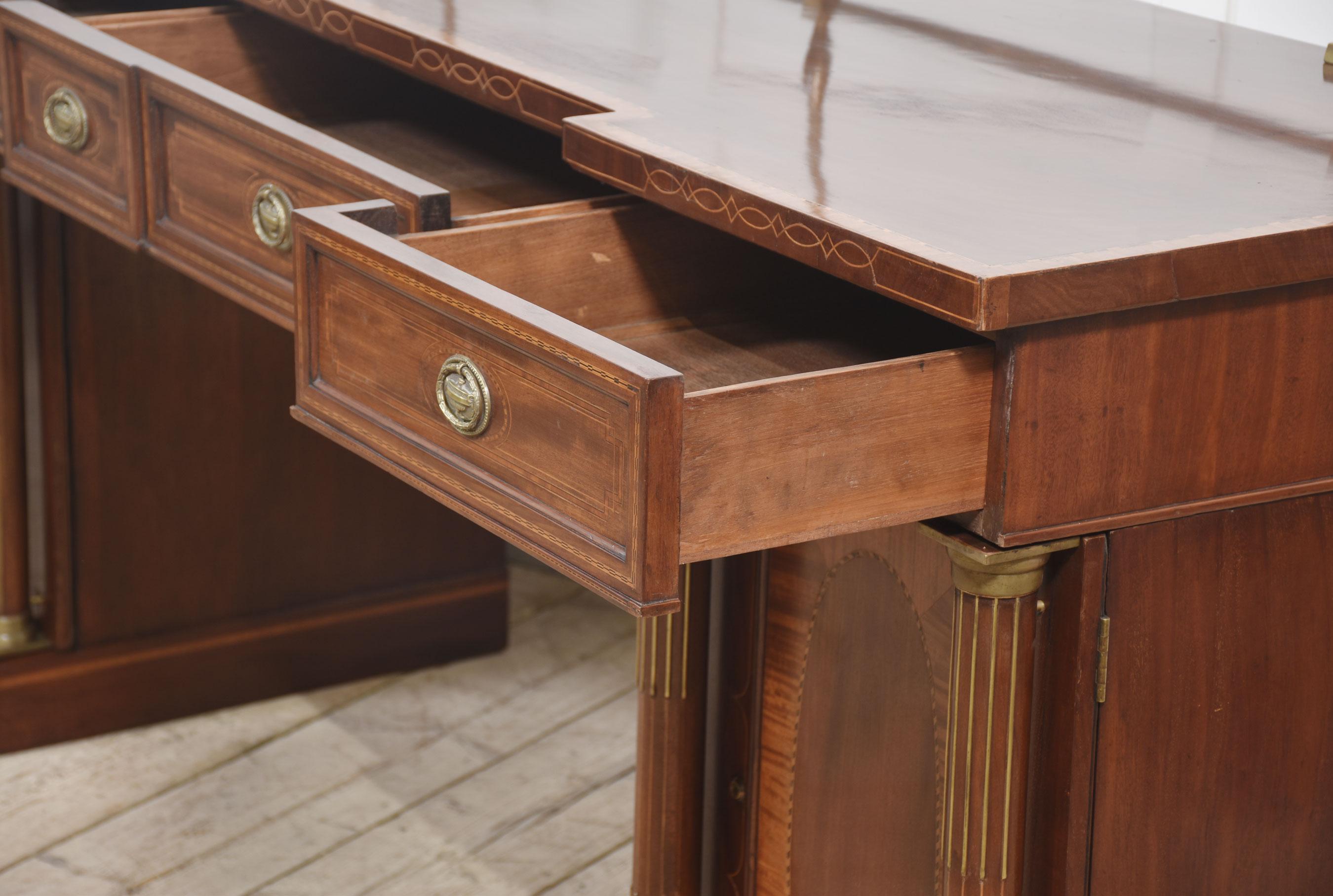 Buffet à piédestal en acajou marqueté du 19e siècle en vente 8