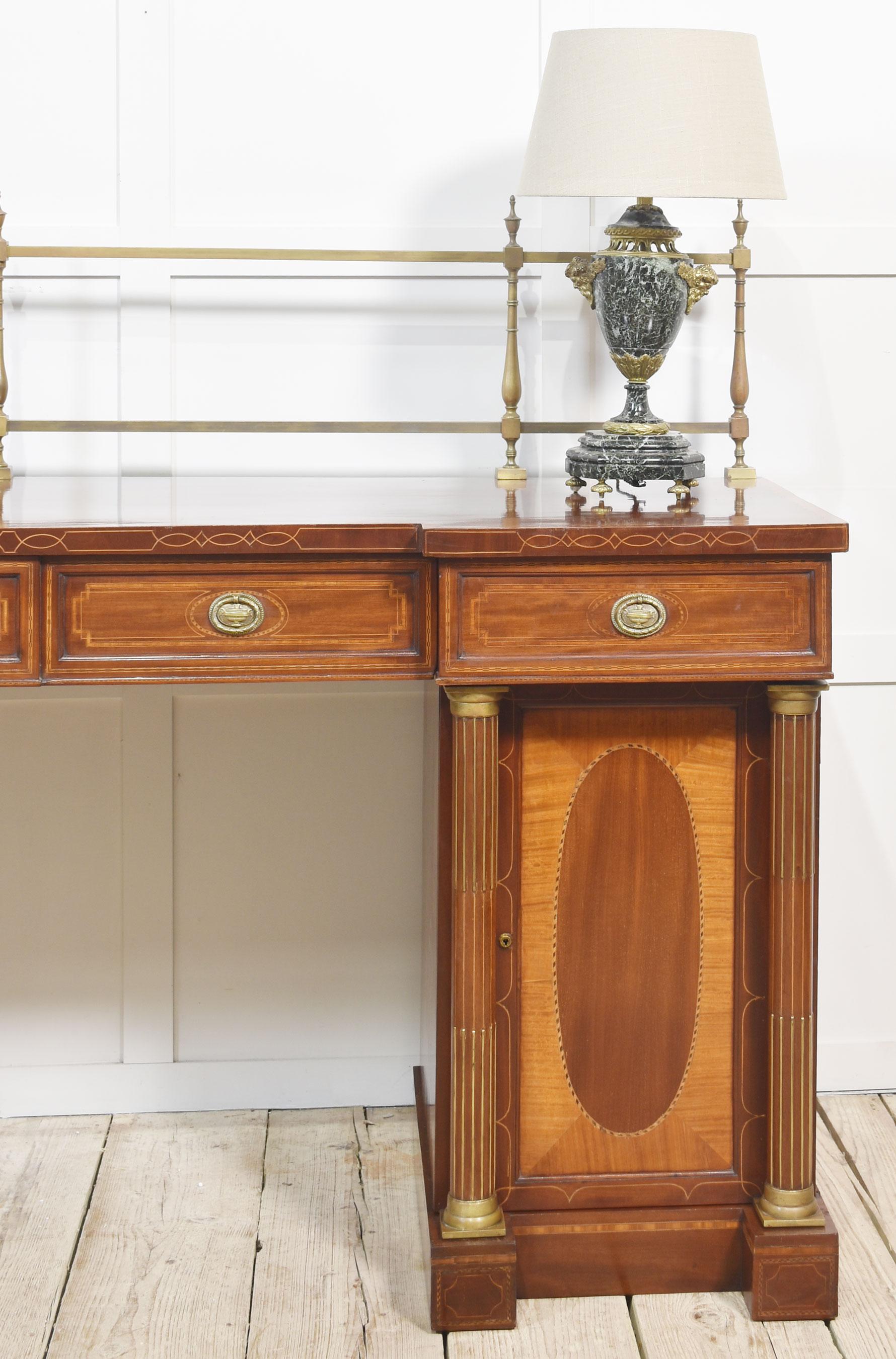 Buffet à piédestal en acajou marqueté du 19e siècle en vente 11