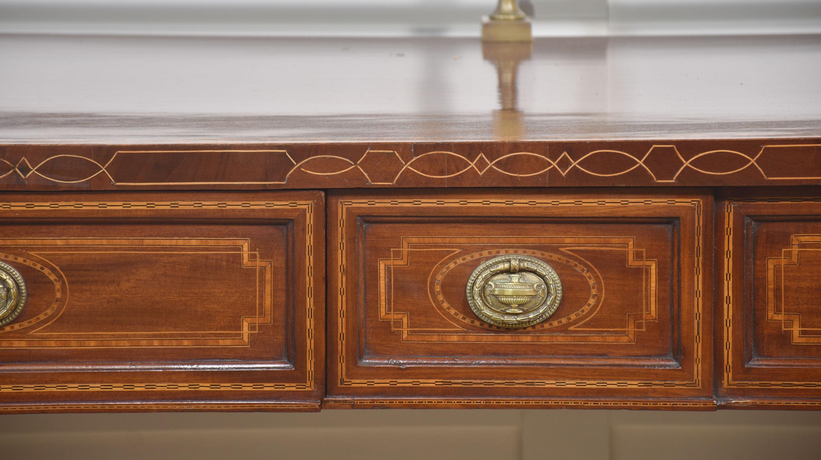 Buffet à piédestal en acajou marqueté du 19e siècle Bon état - En vente à Cheshire, GB