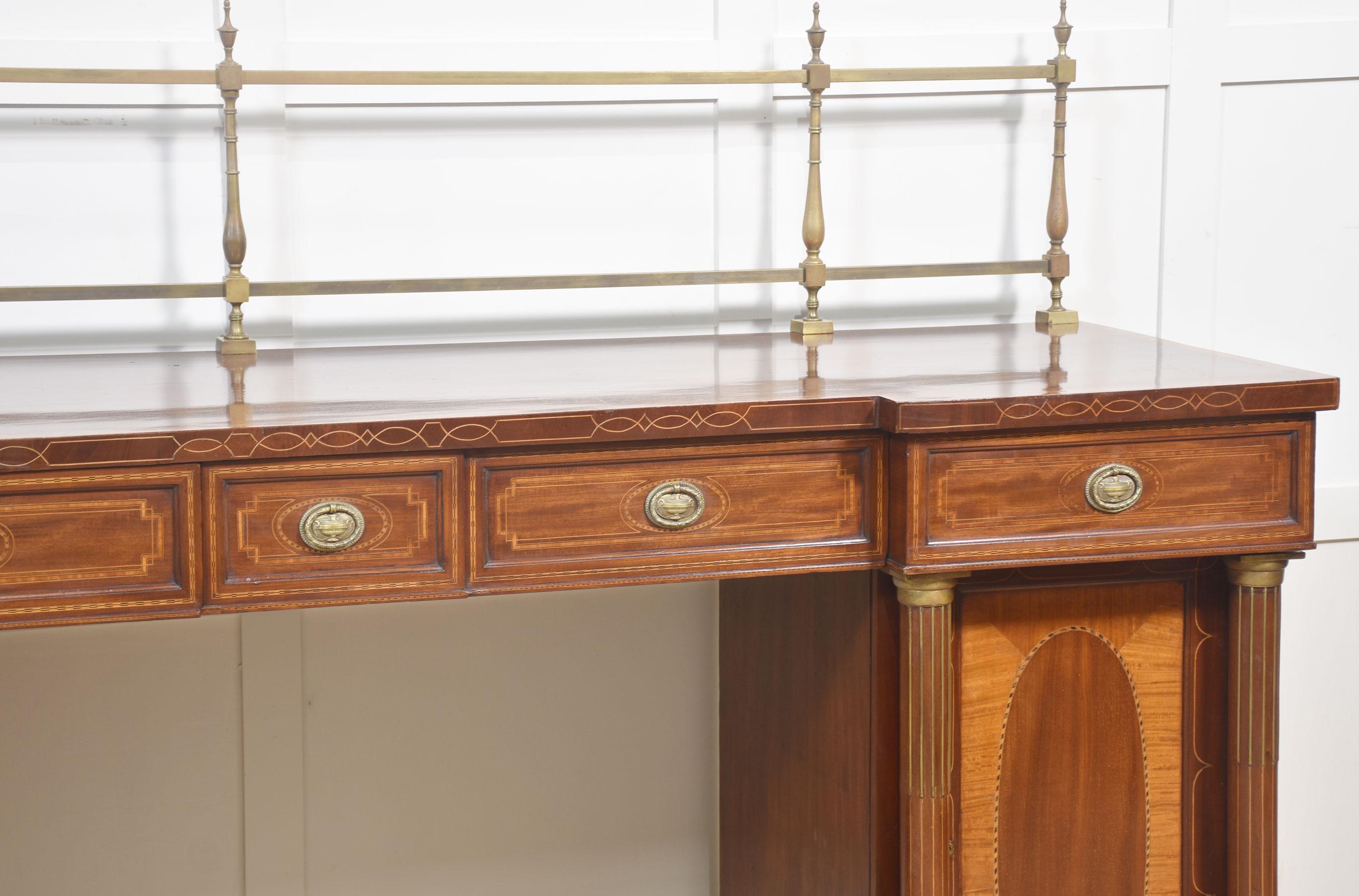 XIXe siècle Buffet à piédestal en acajou marqueté du 19e siècle en vente