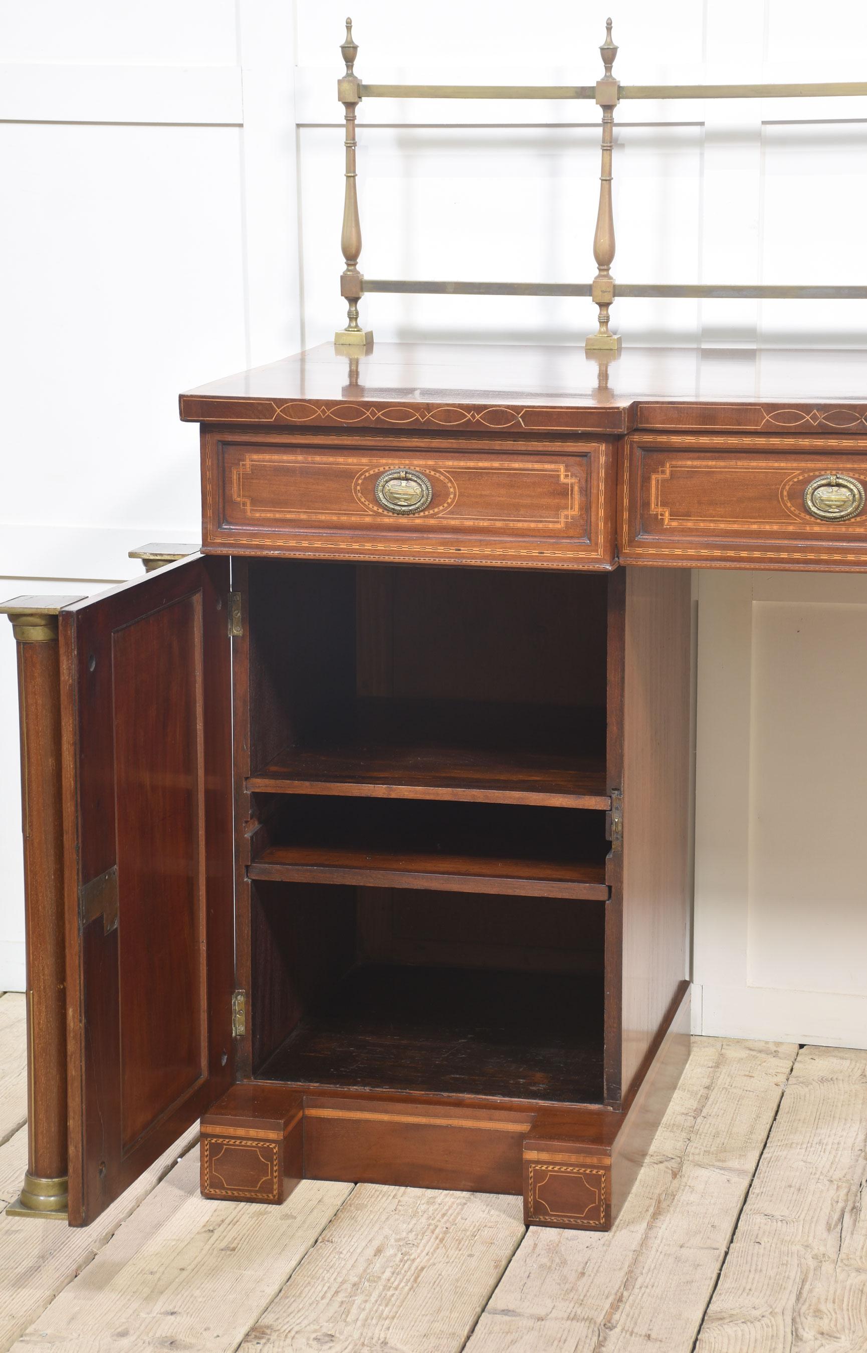 Buffet à piédestal en acajou marqueté du 19e siècle en vente 1