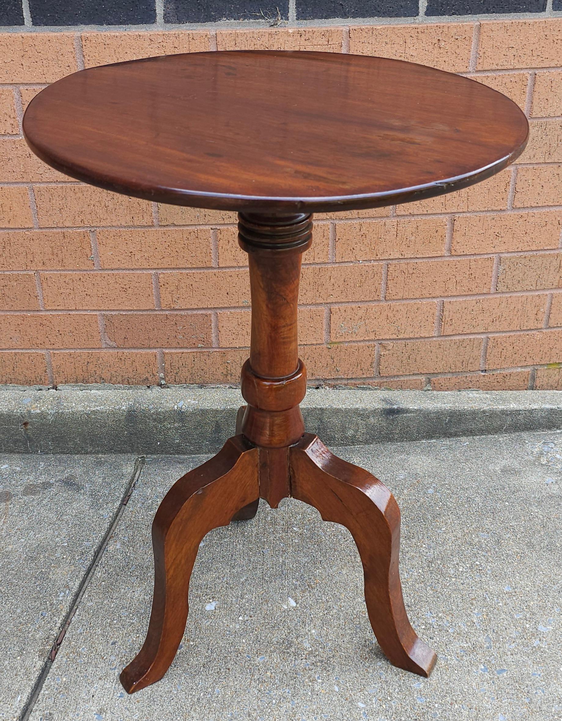 19. Jahrhundert Mahagoni Pedestal Tripod Candle Stand Beistelltisch (Viktorianisch) im Angebot
