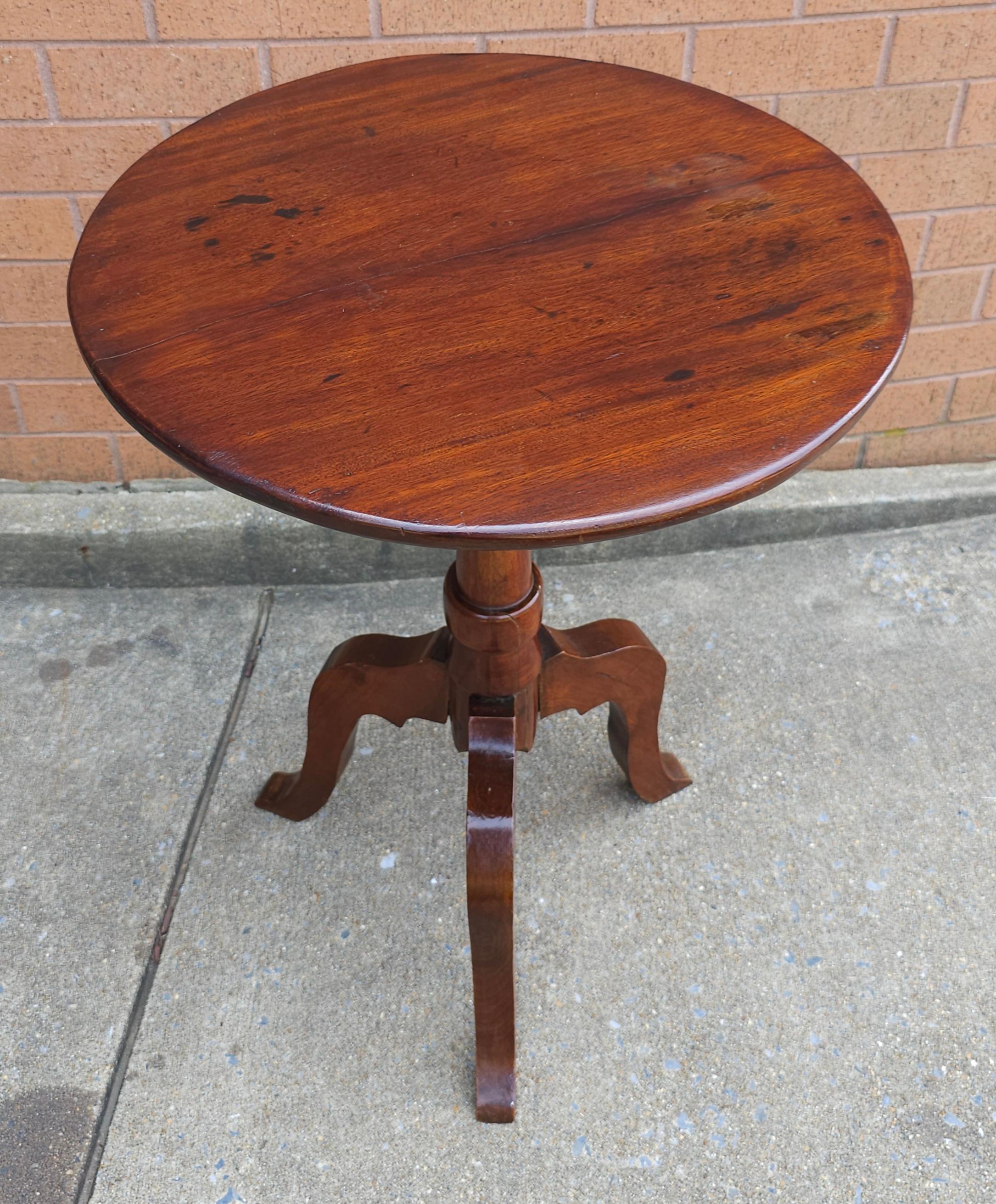 19. Jahrhundert Mahagoni Pedestal Tripod Candle Stand Beistelltisch im Zustand „Gut“ im Angebot in Germantown, MD