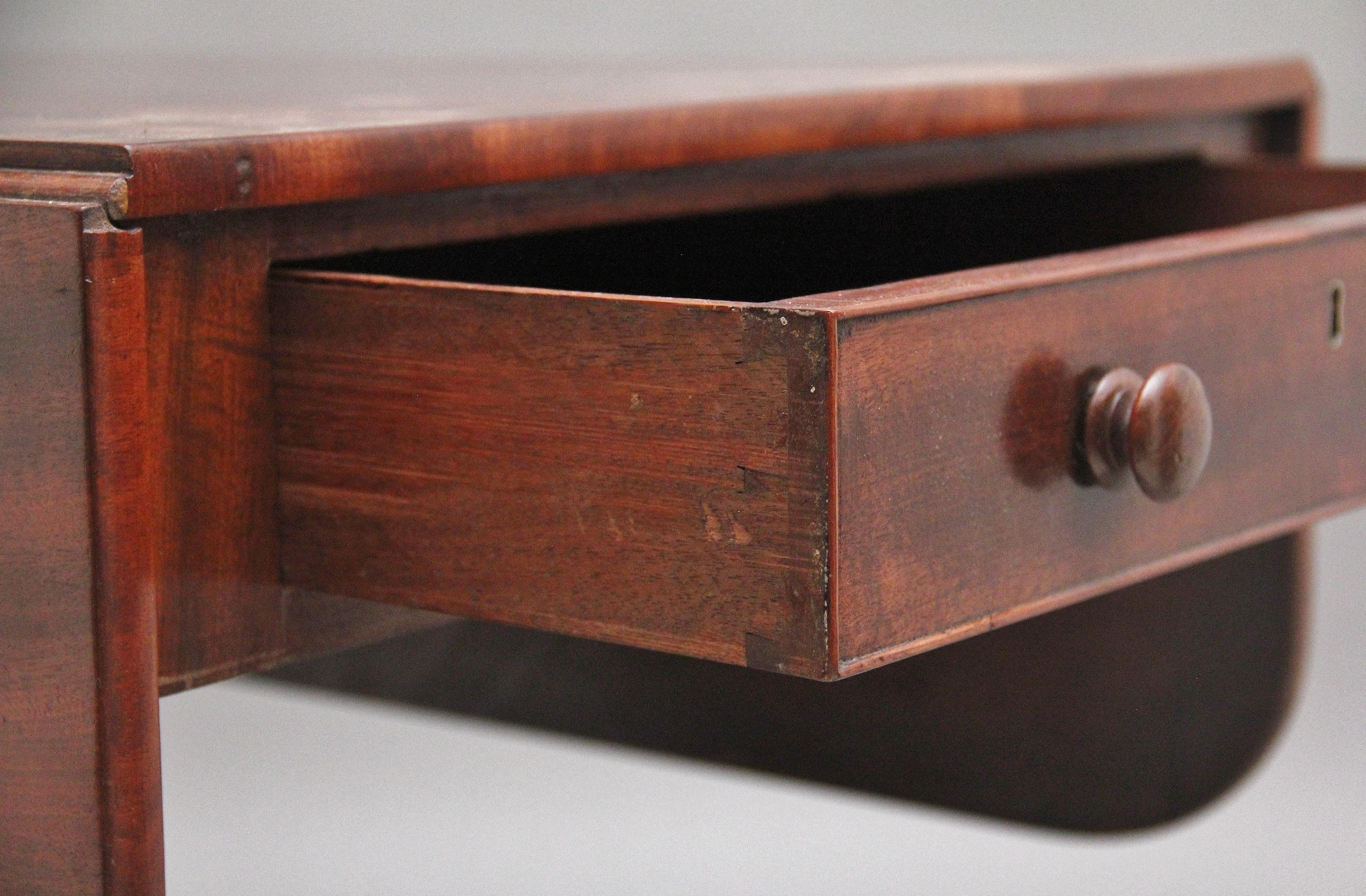 Table Pembroke en acajou du 19e siècle en vente 3